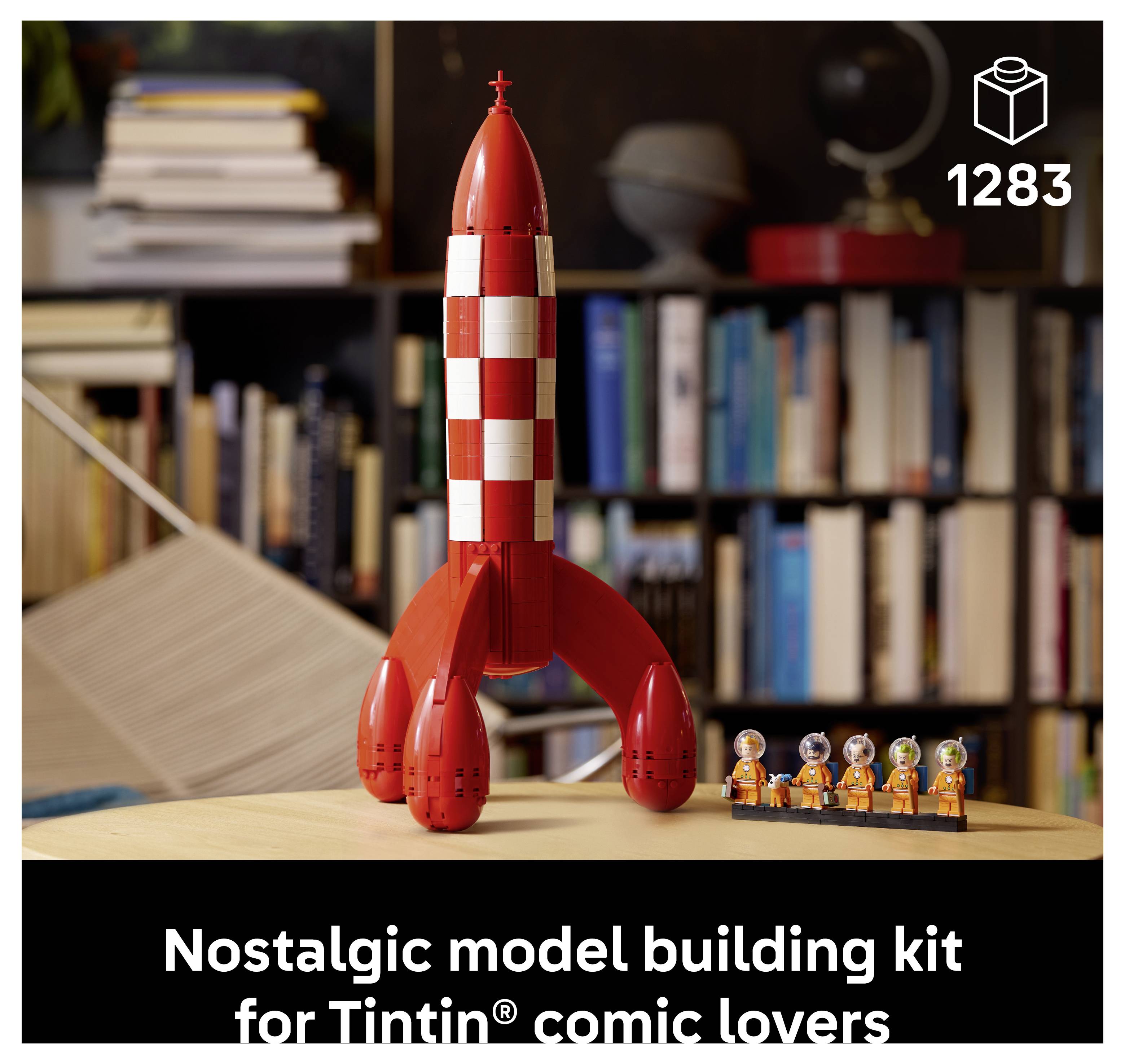Rot-weiße Modellrakete auf einem Tisch mit winzigen Figuren; Text lautet „Nostalgisches Modellbausatz-Set für Liebhaber von Tim-und-Struppi-Comics