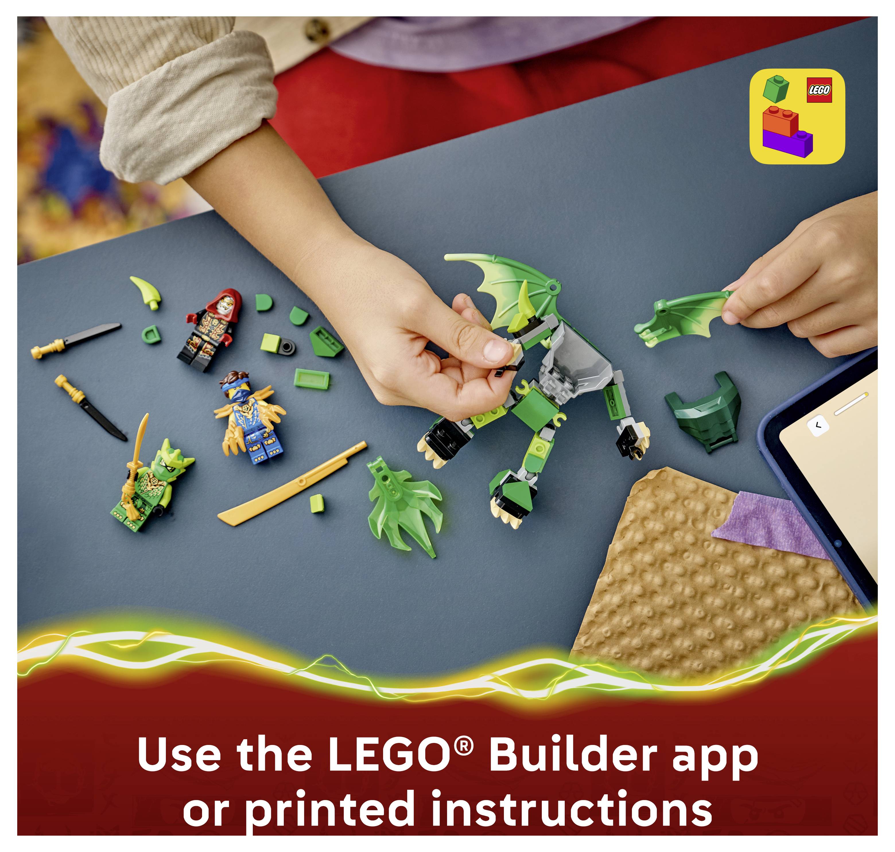 Kind stellt LEGO-Steine auf einem Tisch zusammen, mit der Beschriftung „Verwenden Sie die LEGO Builder-App oder gedruckte Anleitung