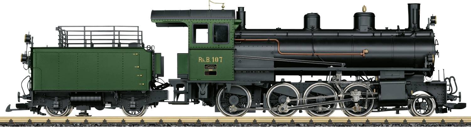 Seitenansicht einer schwarzen Dampflokomotive mit grünem Tender auf Gleisen, die eine klassische Zugmaschine mit großen Treibrädern zeigt.