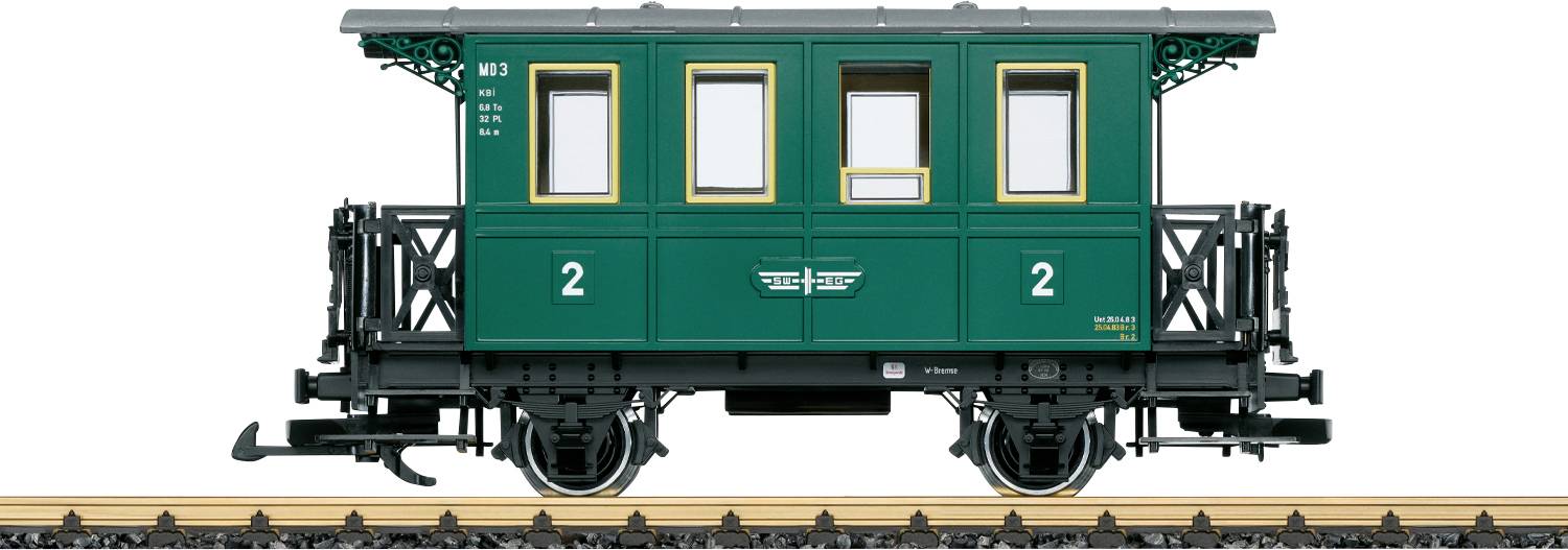 Seitenansicht eines grünen Vintage-Eisenbahnwagens oder Güterwagens mit der Nummer 2 auf beiden Seiten, dargestellt auf Schienen vor weißem Hintergrund.
