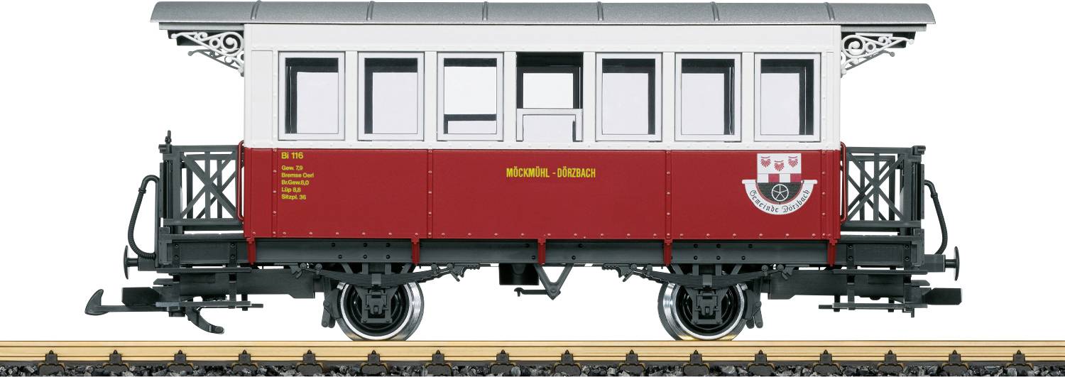 Eine Seitenansicht eines vintage rot-weißen Eisenbahn-Güterwagens mit Rädern und Plattformgeländer, dargestellt auf weißem Hintergrund.