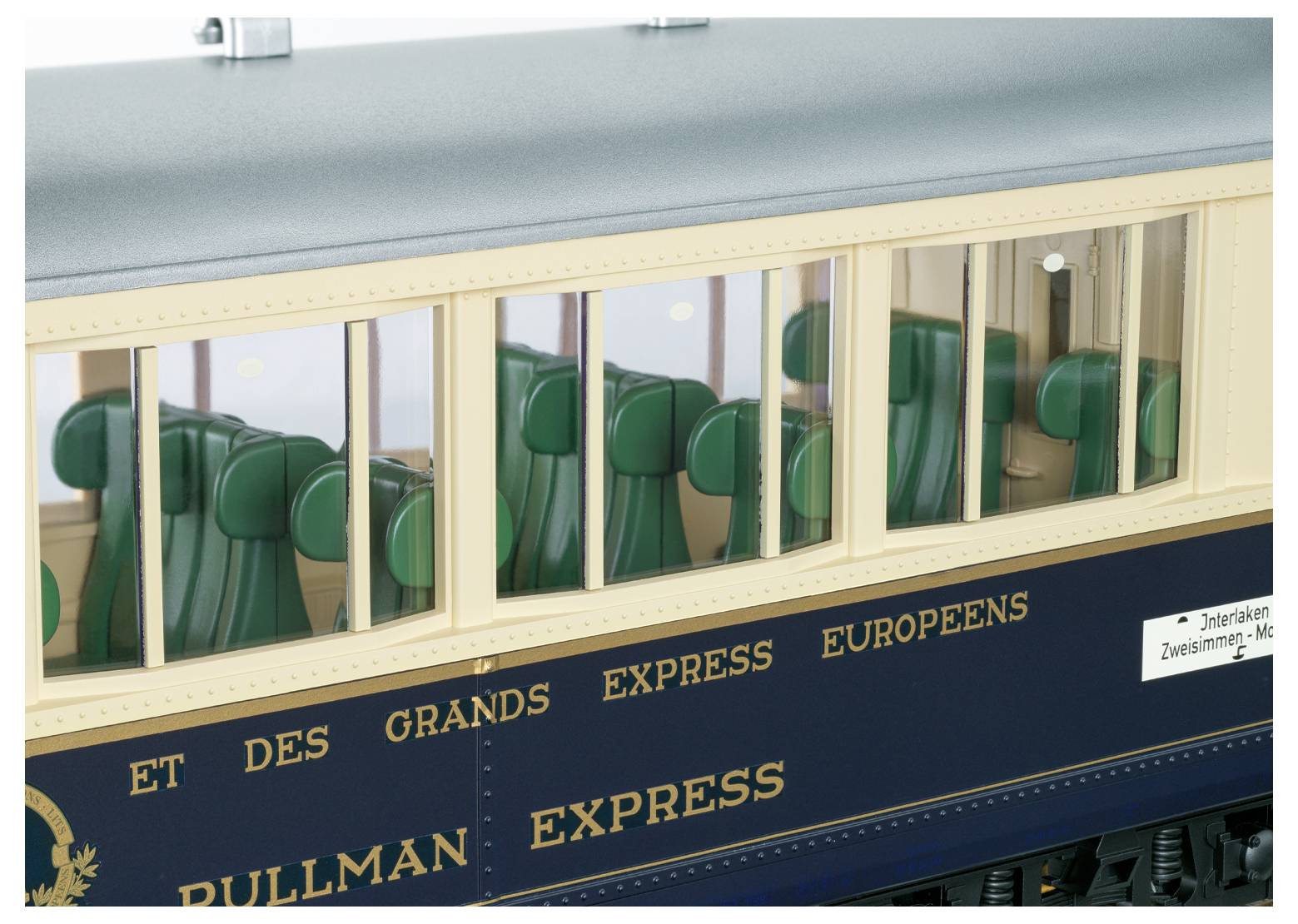 Modell eines Pullman-Expressgüterwagens mit grünen Sitzen, die durch die Fenster sichtbar sind, und dem Text „PULLMAN EXPRESS