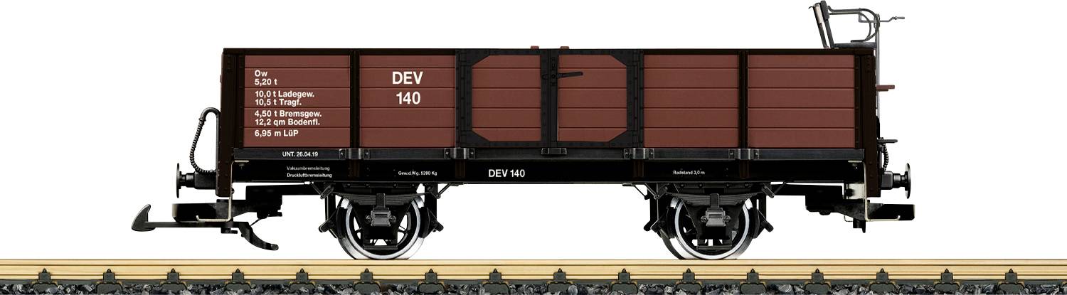 Seitenansicht eines dunkelroten Güterwagens mit der Aufschrift DEV 140, dargestellt auf Schienen mit schwarzem Fahrwerk und Metallgeländern.