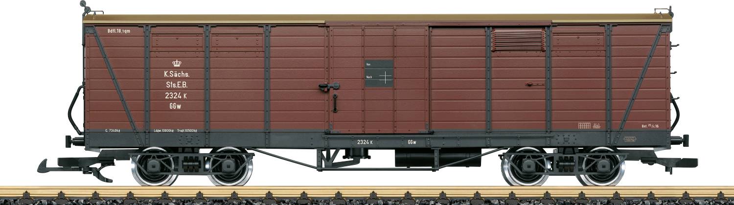 Seitenansicht eines roten Güterwagens mit Schiebetüren und schwarzem Untergestell auf Eisenbahngleisen.