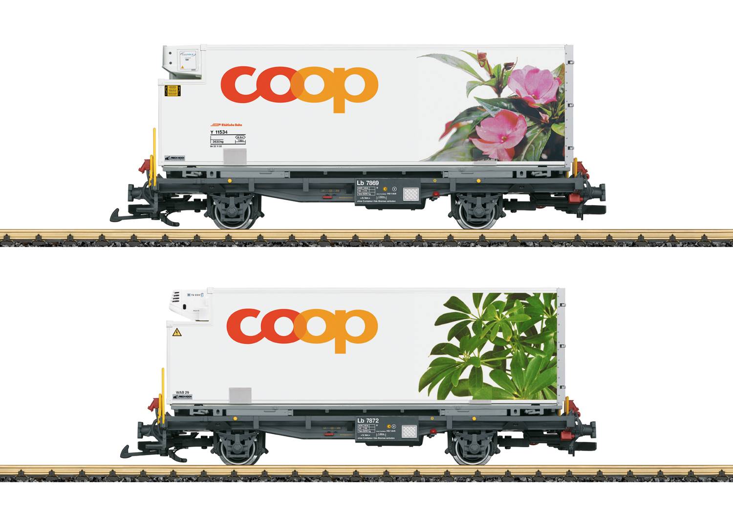 Zwei weiße Genossenschafts-Güterwagen auf Schienen, einer mit rosa Blüten und einer mit grünen Blättern, beide mit dem orangefarbenen „Coop