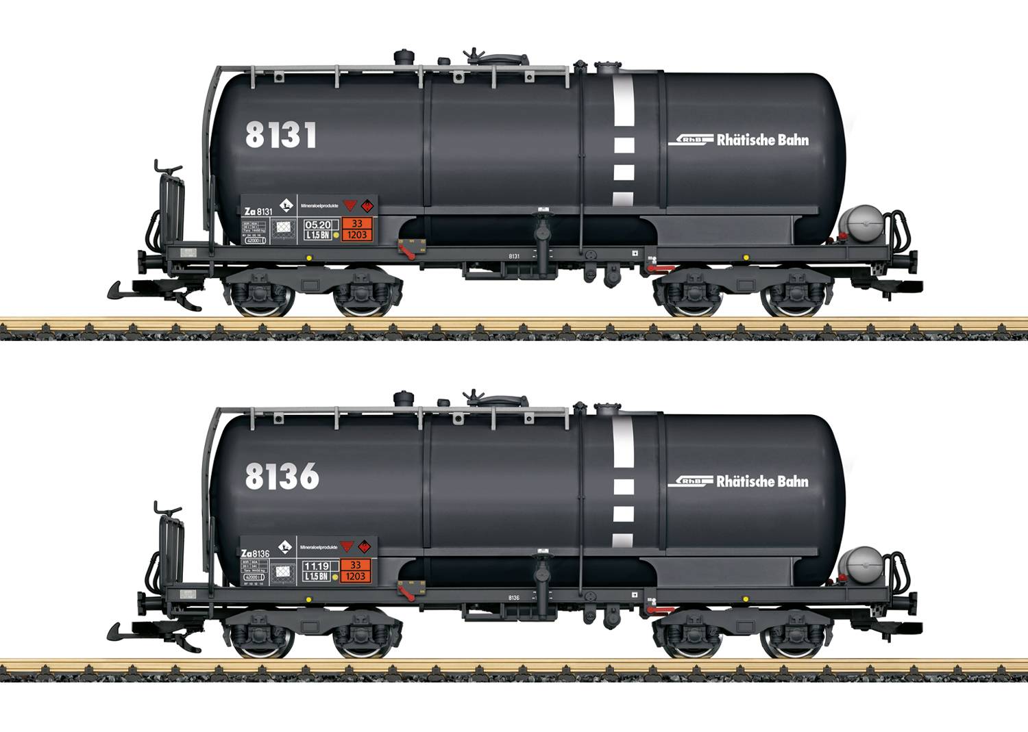 Zwei schwarze Kesselwagen auf Gleisen, nummeriert 8131 und 8136, mit der Bezeichnung „Rhaetische Bahn