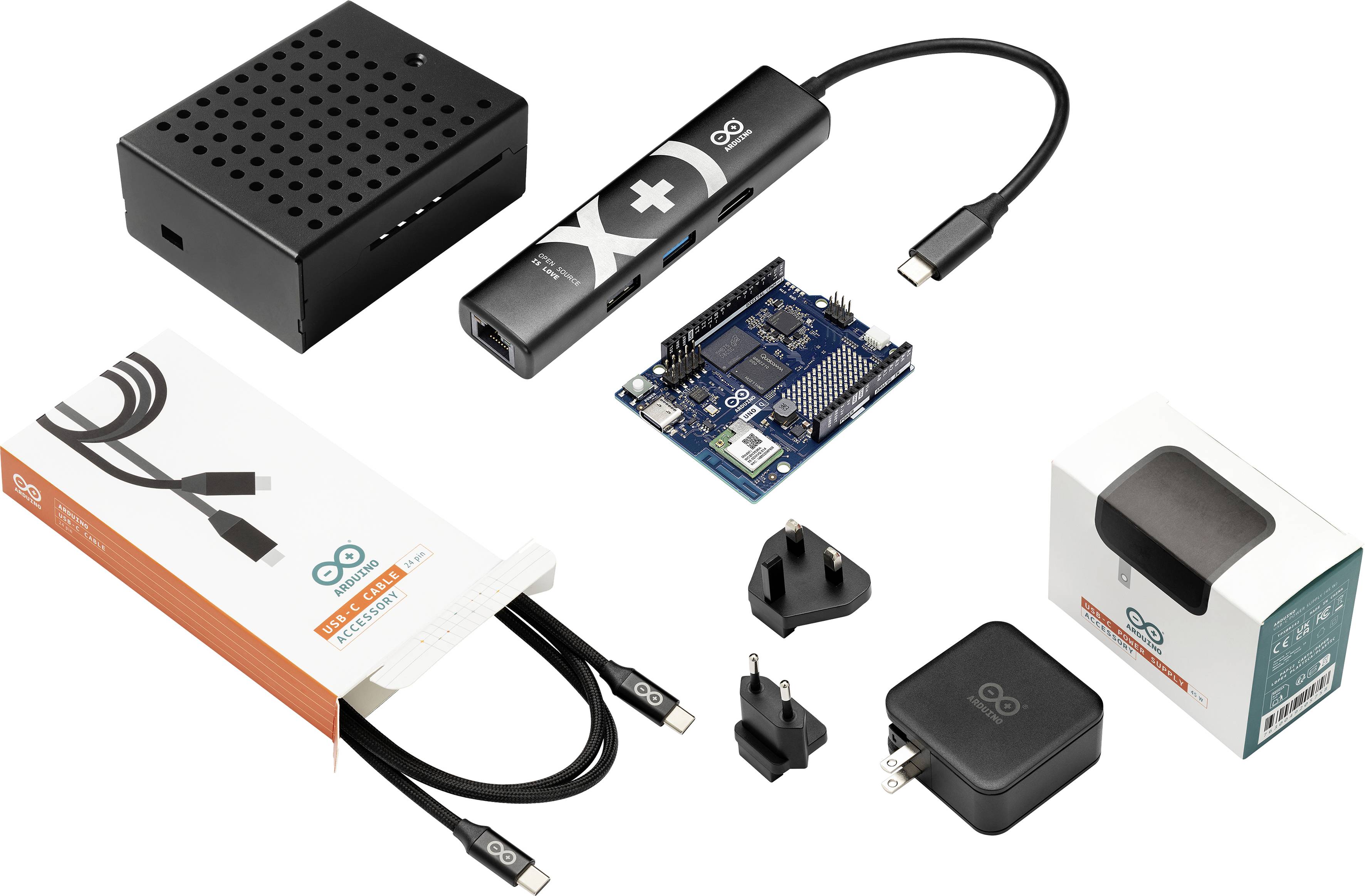 Sortiertes Elektronik-Bausatz-Set mit Teilen, einschließlich einer Arduino-Platine, USB-Kabeln, Adaptern, einer Stromversorgung und verpacktem Zubehör, angezeigt auf weißem Hintergrund.