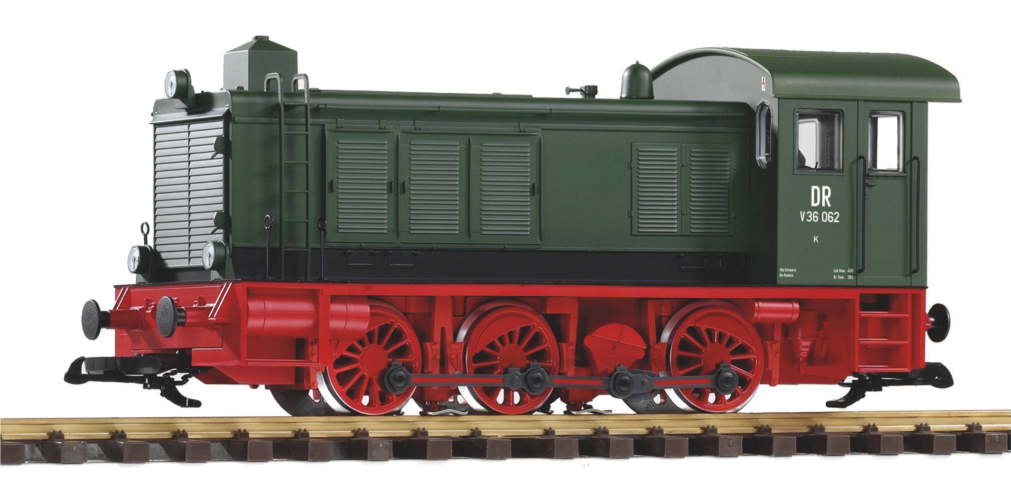 Grüne und rote Modelldampflokomotive auf Schienen, beschriftet mit „DR 38 062