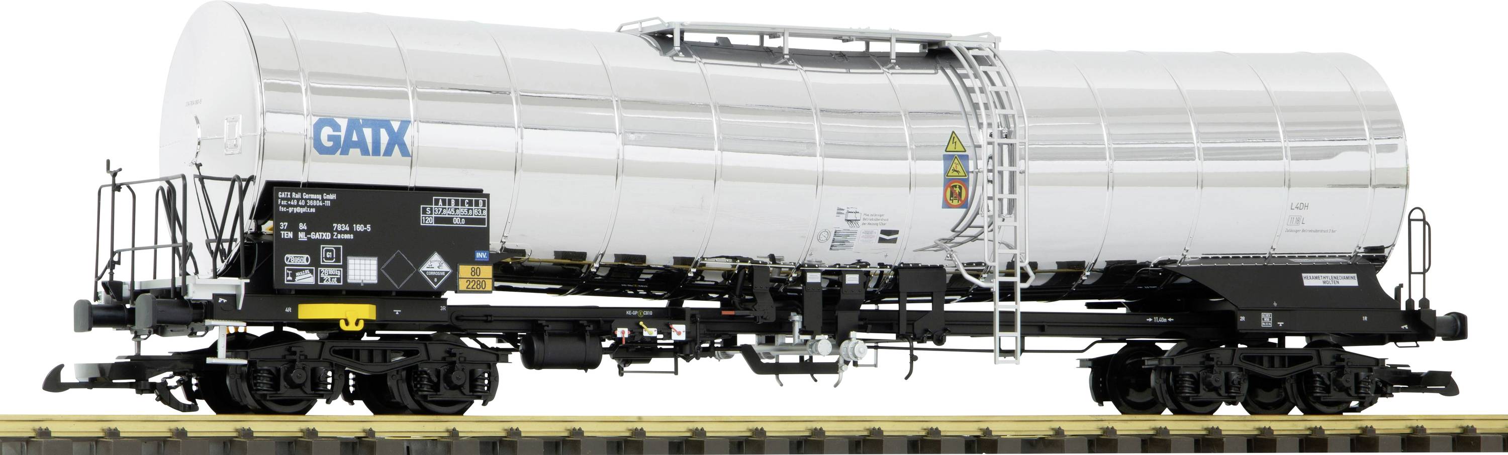 Weißer GATX-Kesselwagen von der Seite gesehen, mit Leitern, Zugangsplattform und schwarzem Fahrwerk auf Schienen.