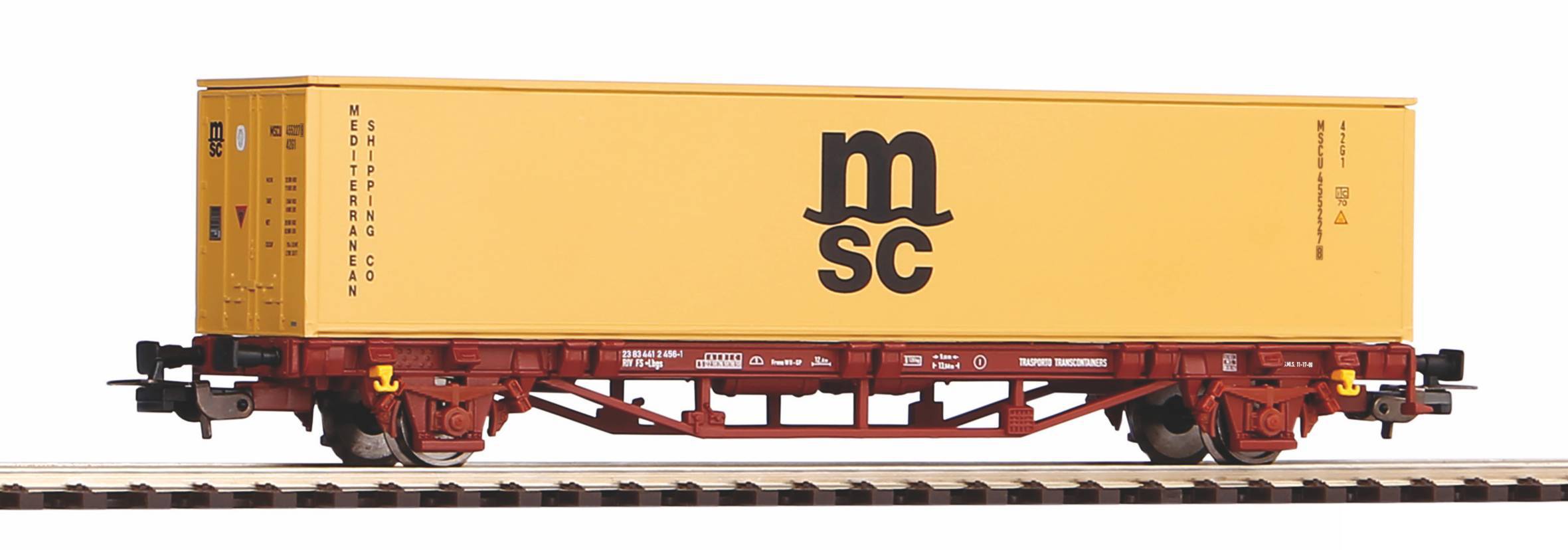 Orange MSC-Frachtschiene-Container auf einem roten Flachbettwagen, Seitenansicht auf Gleisen dargestellt.