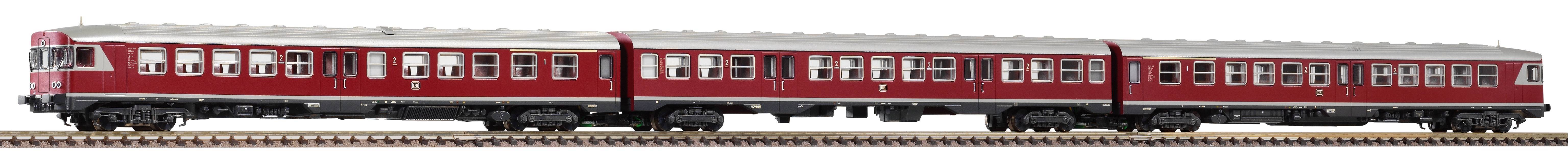 Ein roter Personenzug mit drei verbundenen Wagen in Seitenansicht auf weißem Hintergrund.