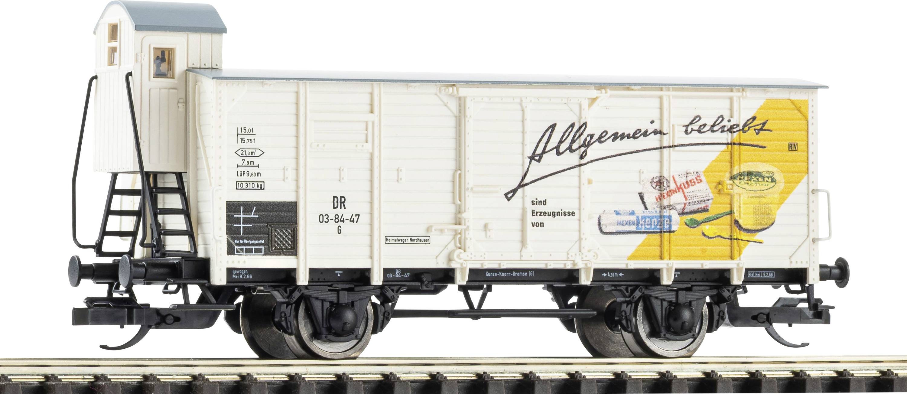 Modelleisenbahngüterwagen mit weißen Seitenwänden und gelbem Endpaneel, gekennzeichnet mit 