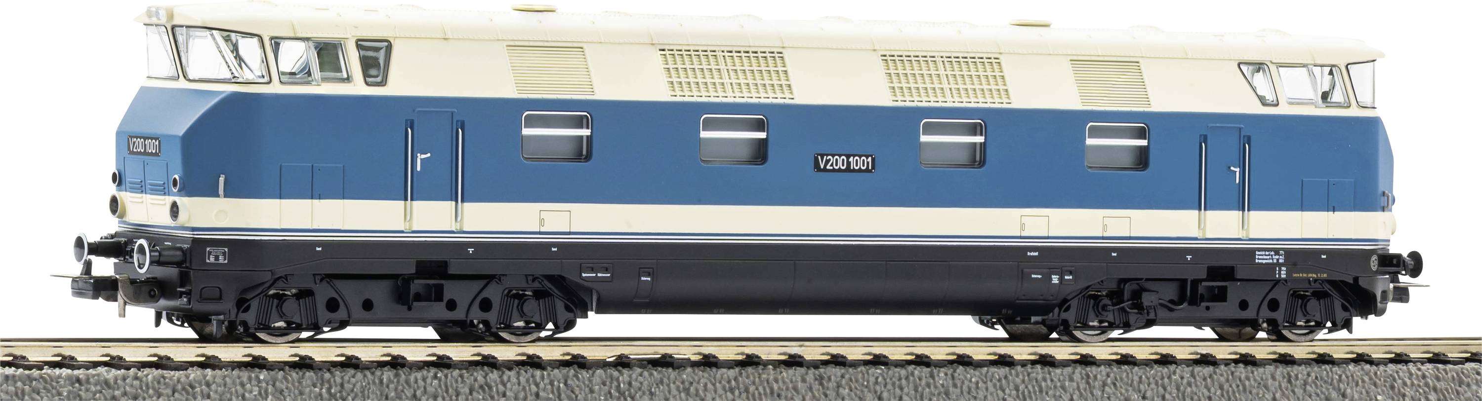 Seitenansicht eines blau-creme farbenen Diesellokomotivmodells auf Schienen, vor weißem Hintergrund dargestellt.
