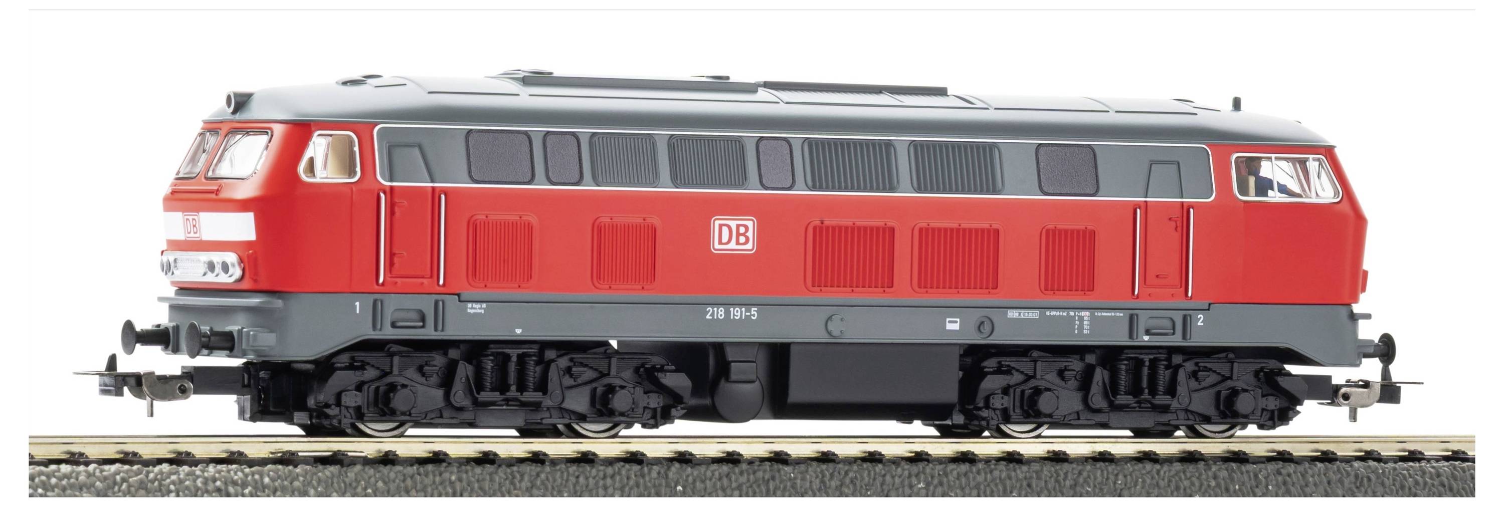 Rote und graue DB-Diesellokomotive im Modellmaßstab auf Eisenbahngleis, seitliche Ansicht vor weißem Hintergrund.