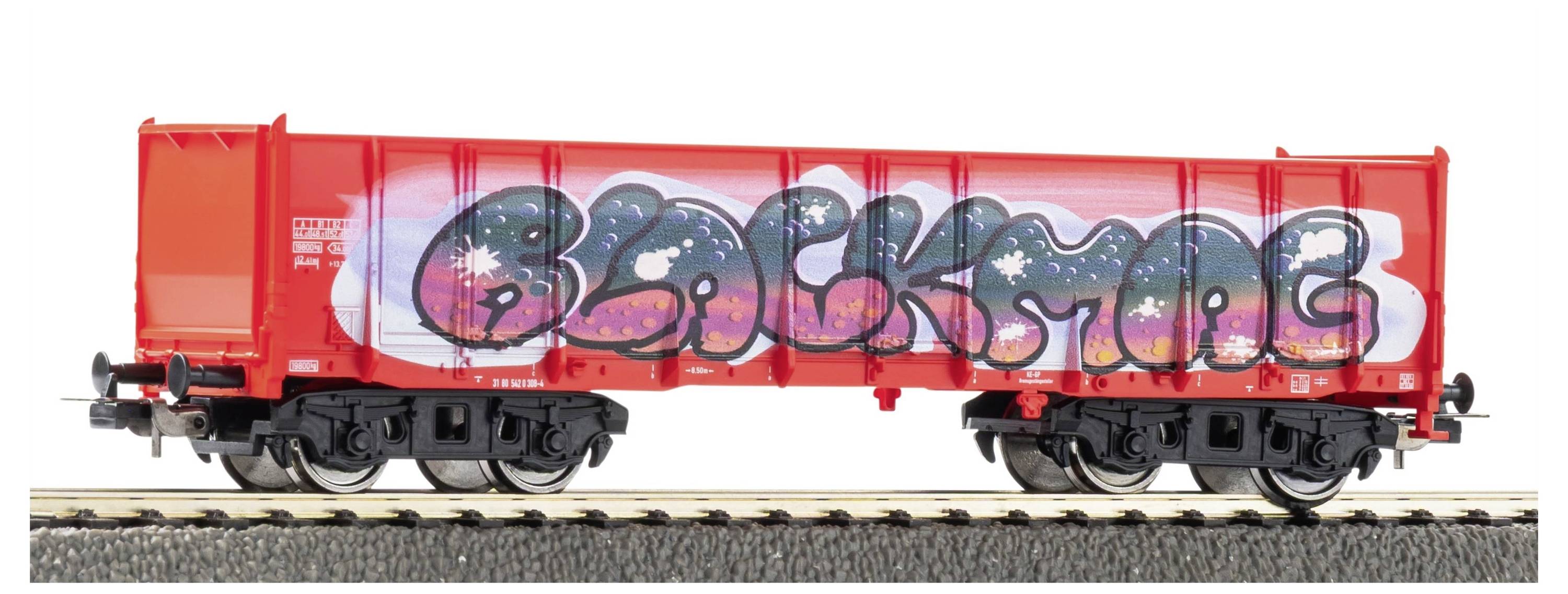 Roter Güterzug mit großem mehrfarbigem Graffiti an der Seite, gezeigt auf Schienen im Profil.
