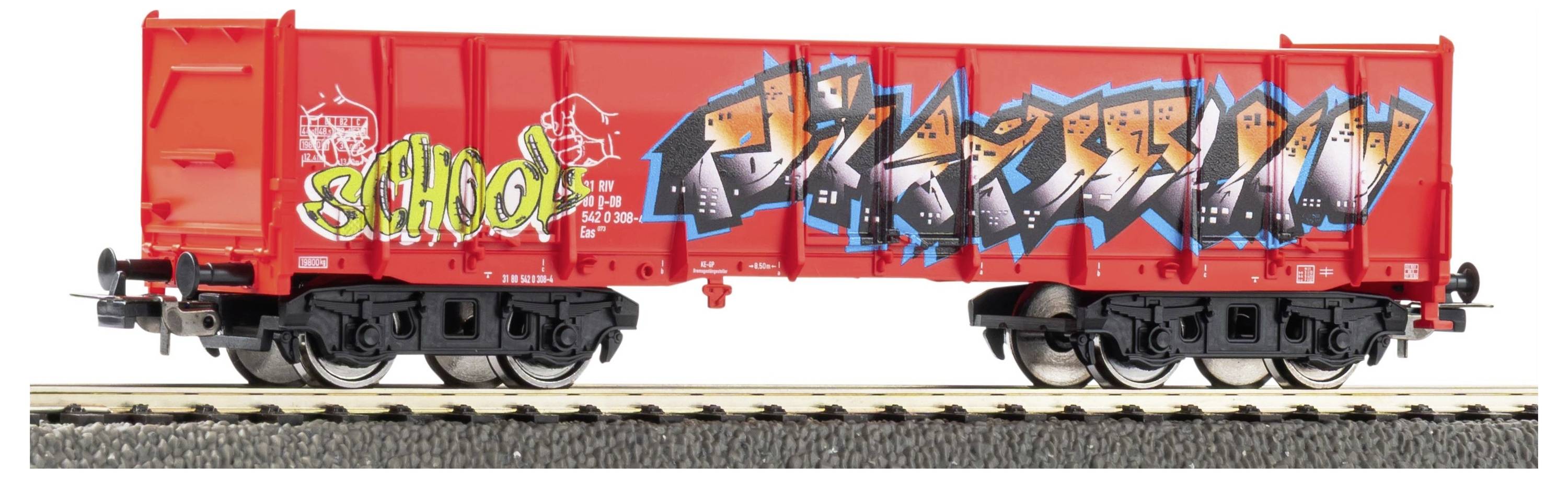 Rot und orange mit Graffiti bedeckter Güterwagen auf Eisenbahngleisen, Seitenansicht vor weißem Hintergrund.