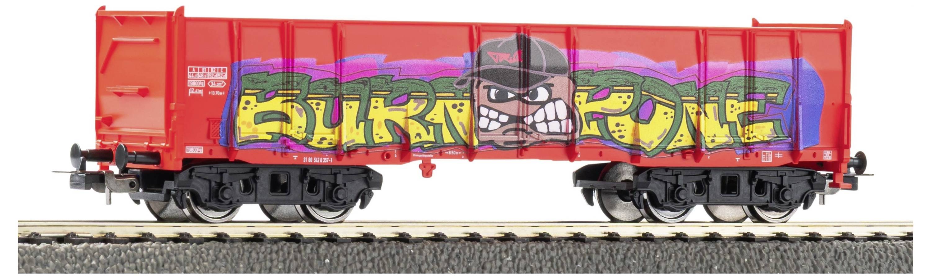 Roter Güterwagen auf Gleisen mit buntem Graffiti mit der Aufschrift „BURLINGTON