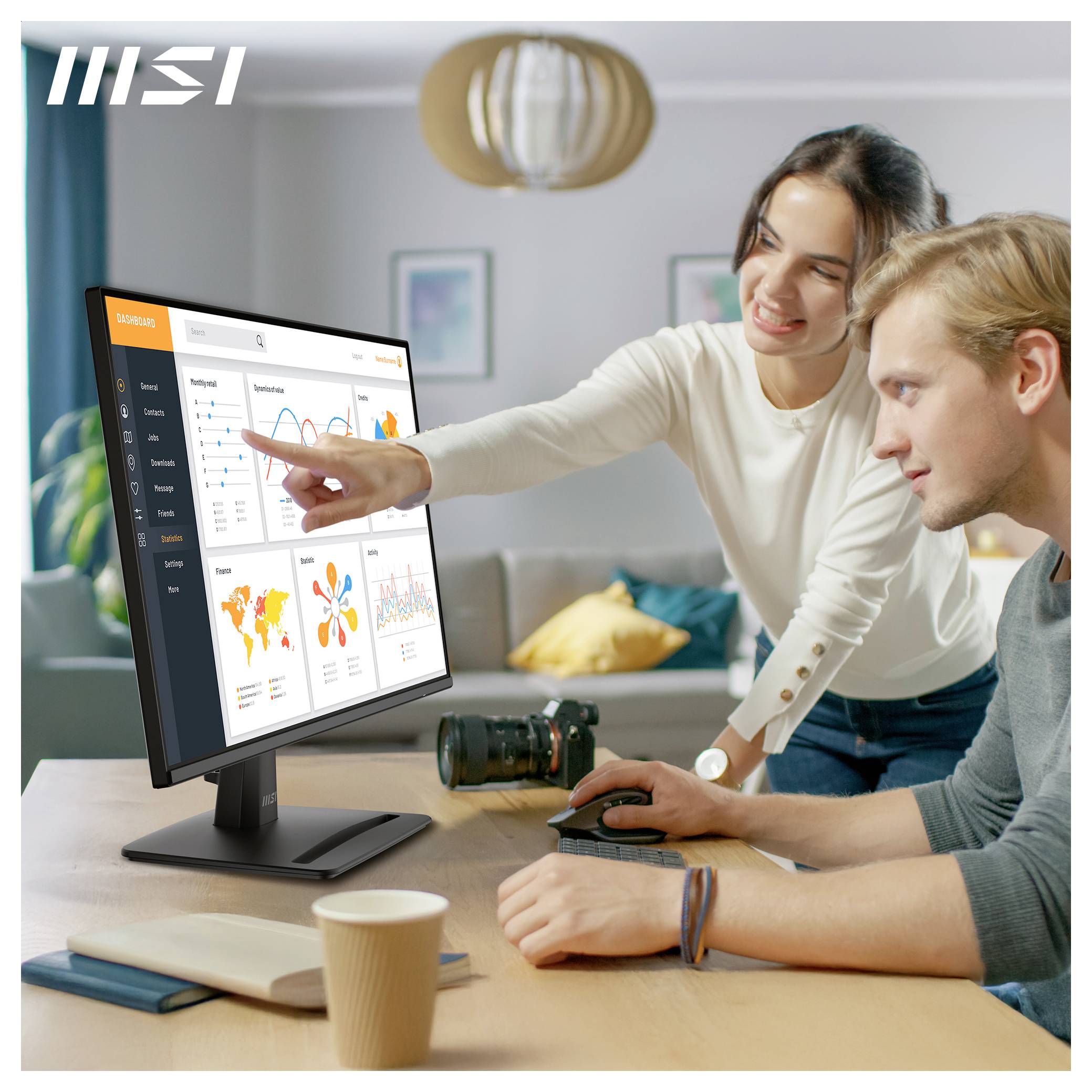 Frau zeigt auf einen Desktop-Monitor mit angezeigten Analytics-Dashboards, während ein Mann die Maus bedient und eine kollaborative Datenüberprüfung anzeigt.