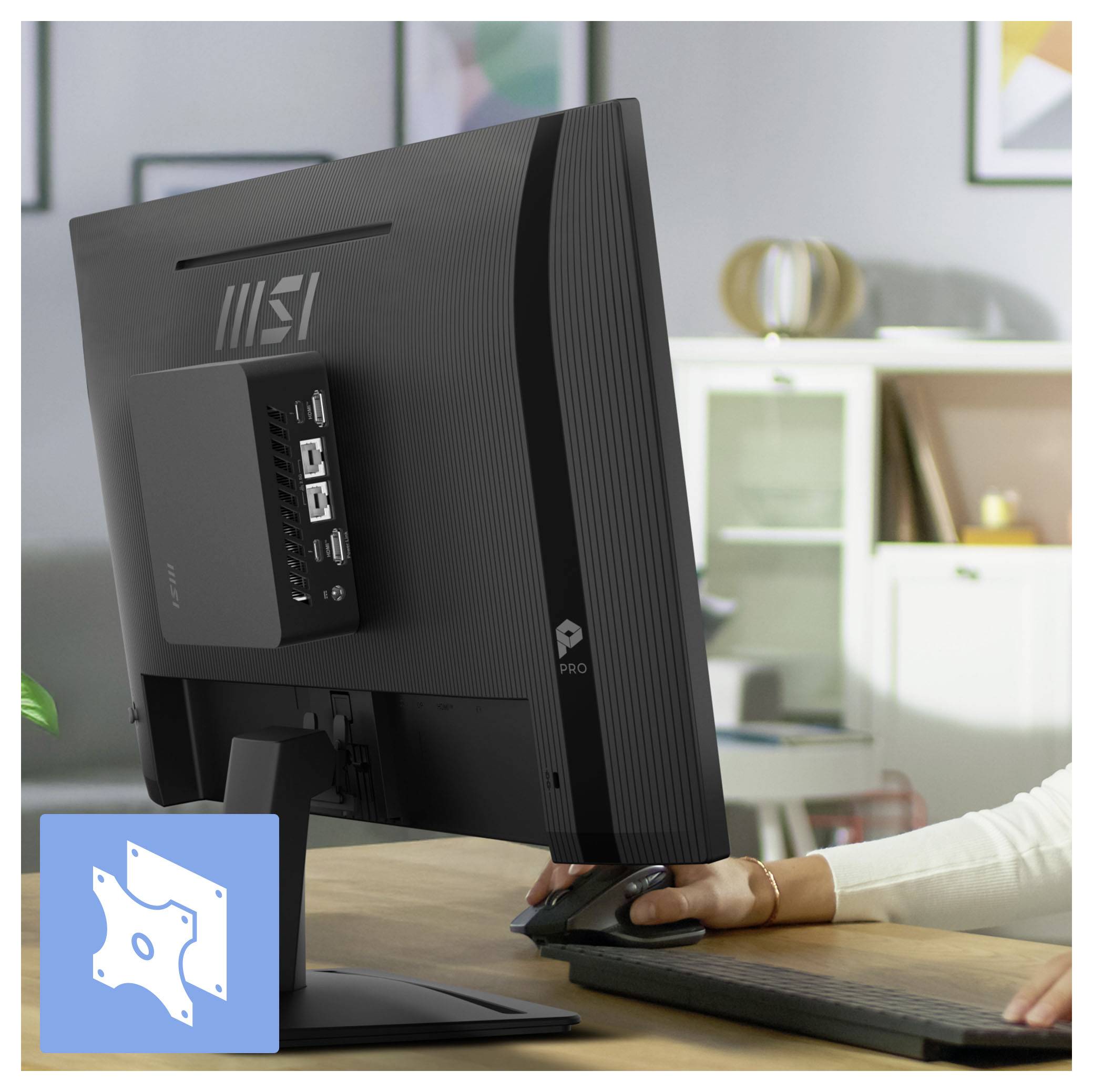 Person stellt einen Desktop-Monitor auf einem Schreibtisch in einem Heimbüro ein, mit einem eingefügten Symbol einer Festplatte oder eines Speichergeräts.