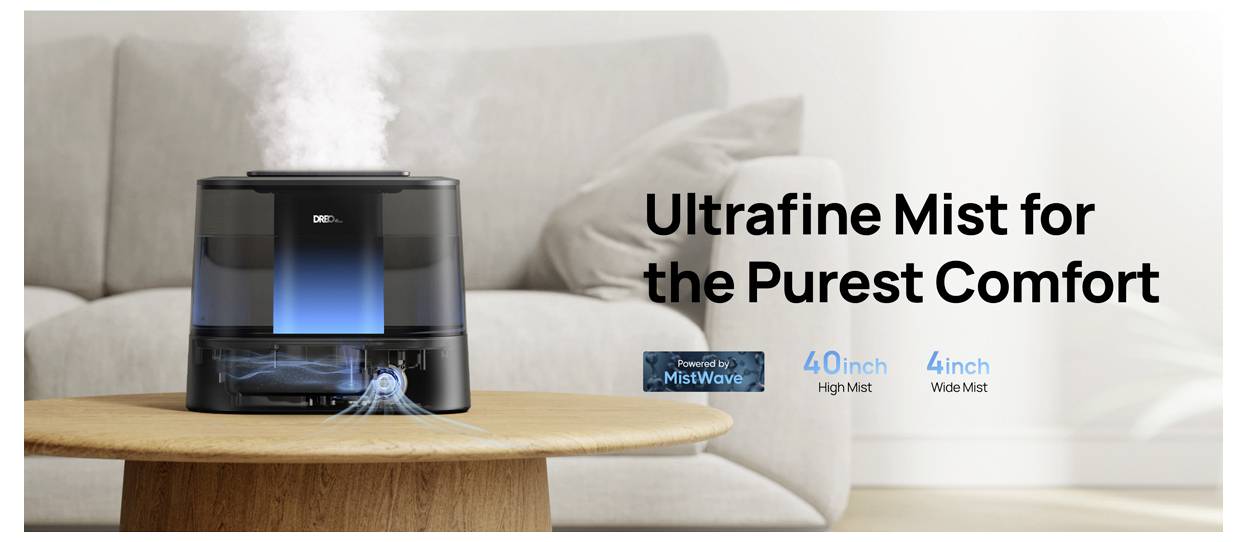 Ultrafeiner Sprüh-Luftbefeuchter auf einem Holztisch neben einem Sofa, mit dem Text „Ultrafeiner Sprüh für ultimativen Komfort