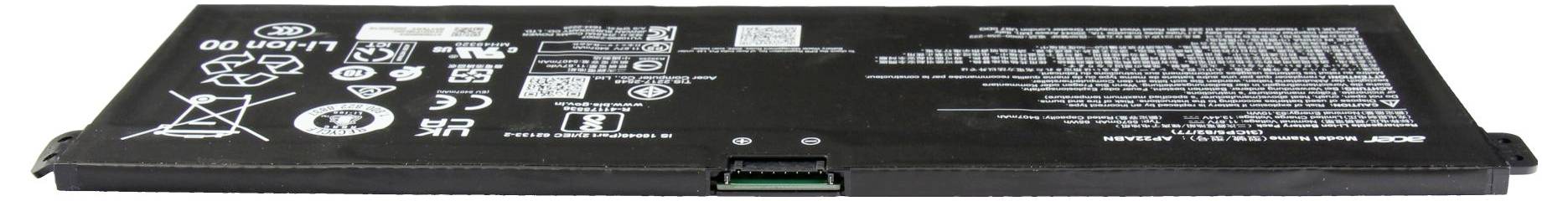 Schwarzes rechteckiges Batteriepaket mit weißen Sicherheitsetiketten und Recycling-Symbolen, von der Seite auf weißem Hintergrund dargestellt.