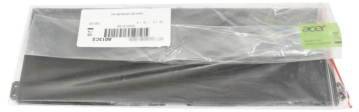 Ein versiegeltes Kunststoffpaket, das eine schwarze Acer-Laptop-Schutzhülle oder ein schwarzes Acer-Laptop-Etui mit einem weißen Barcode-Etikett oben enthält.