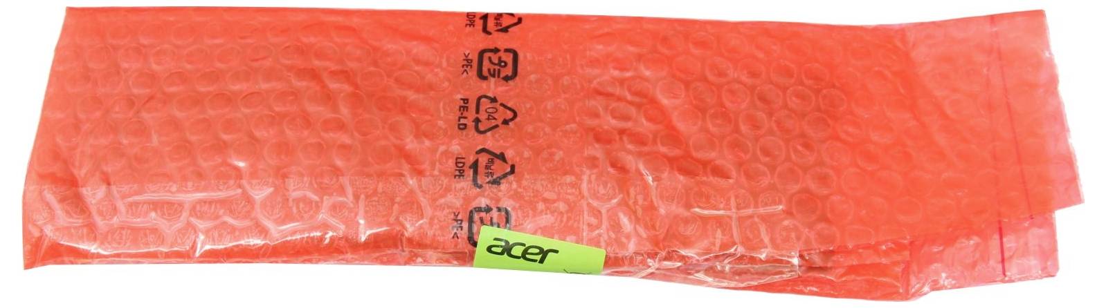 Rot gepolsterter Acer-Versandumschlag mit grünem Acer-Etikett auf der Vorderseite.