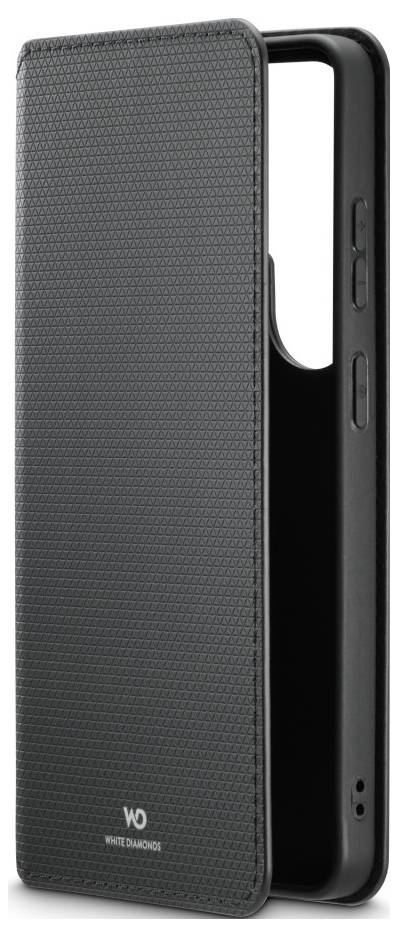 Schwarze strukturierte Smartphone-Brieftaschenhülle mit vorderer Klappe und seitlichen Ausschnitten, geschlossen auf weißem Hintergrund dargestellt.