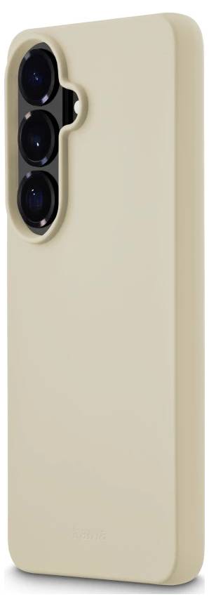 Beige-farbige Smartphone-Hülle mit erhöbenem vertikalem Dreifach-Kameraausschnitt auf der Rückseite, in einer produktstilisierten Ansicht dargestellt.