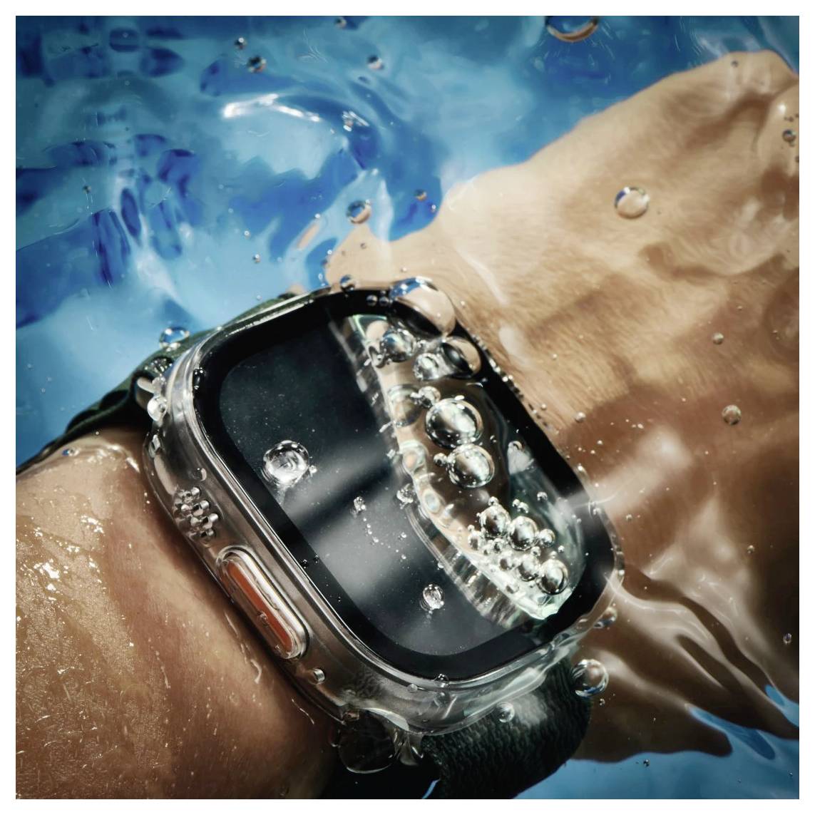 Nahaufnahme einer Smartwatch am Handgelenk unter Wasser, die ihr wasserdichtes Design mit Blasen um das Zifferblatt zeigt.