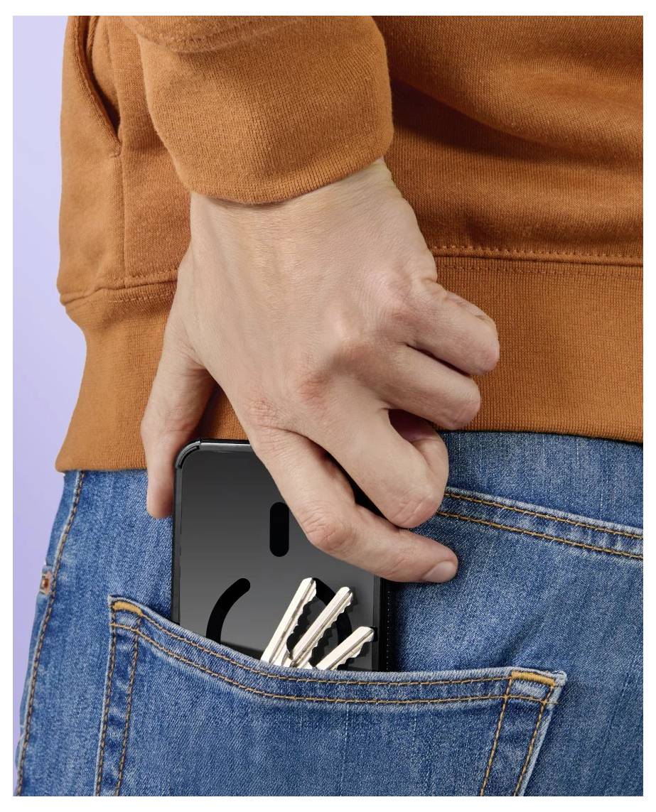 Hand, die in die Rückentasche einer Jeans greift, um ein Smartphone mit angehängten Schlüsseln zu stehlen.