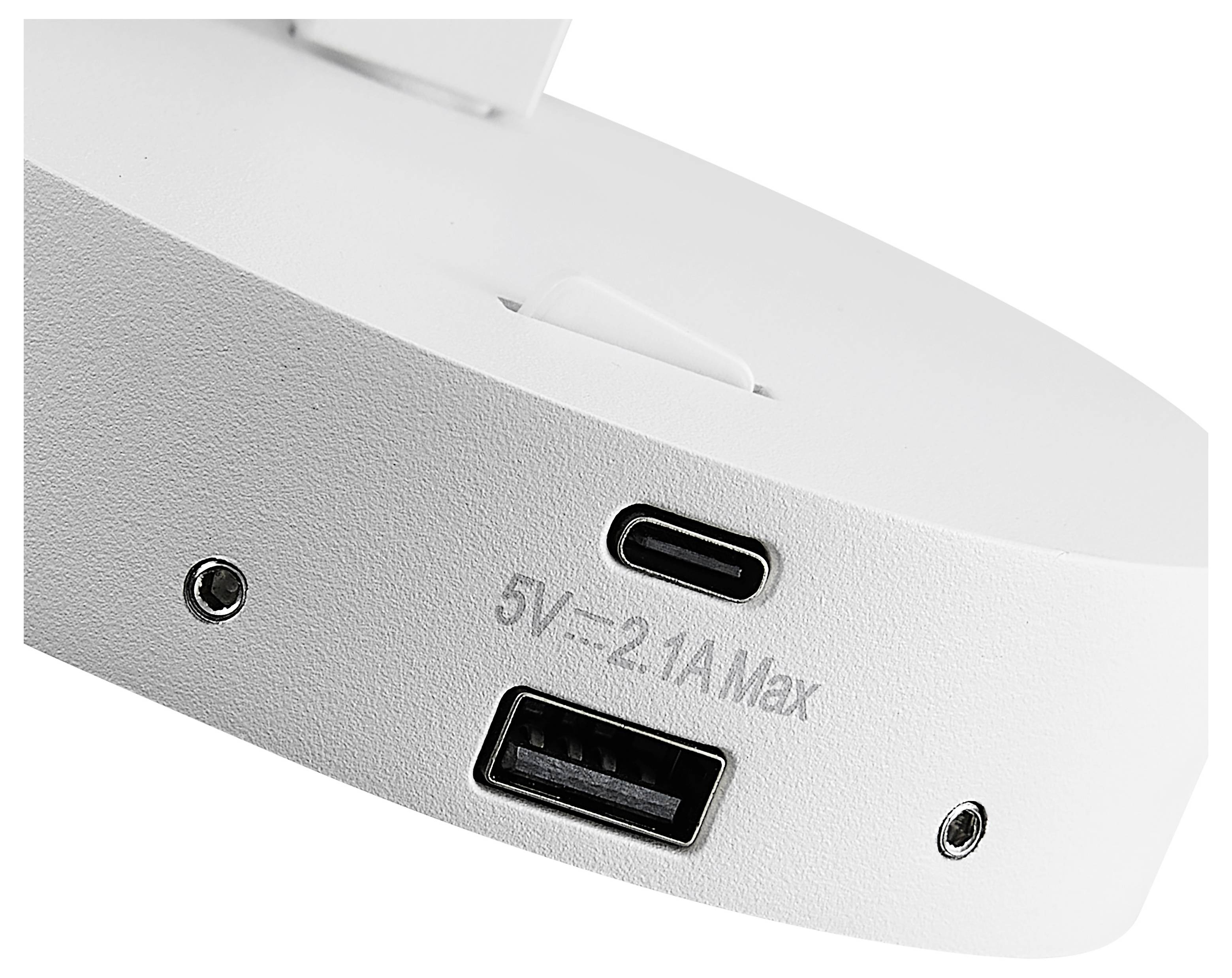 Nahaufnahme der Seitenfläche eines weißen Geräts mit USB-C-Anschluss, USB-A-Anschluss und Aufkleber mit der Beschriftung 5V 2,1A max.