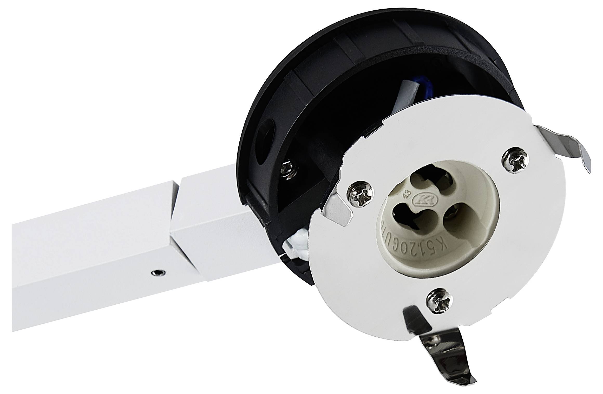 Moderne weiße Stehlampe, die einen warmen Glanz auf eine leere graue Wand wirft, mit rundem Sockel und sichtbarem Stromkabel.