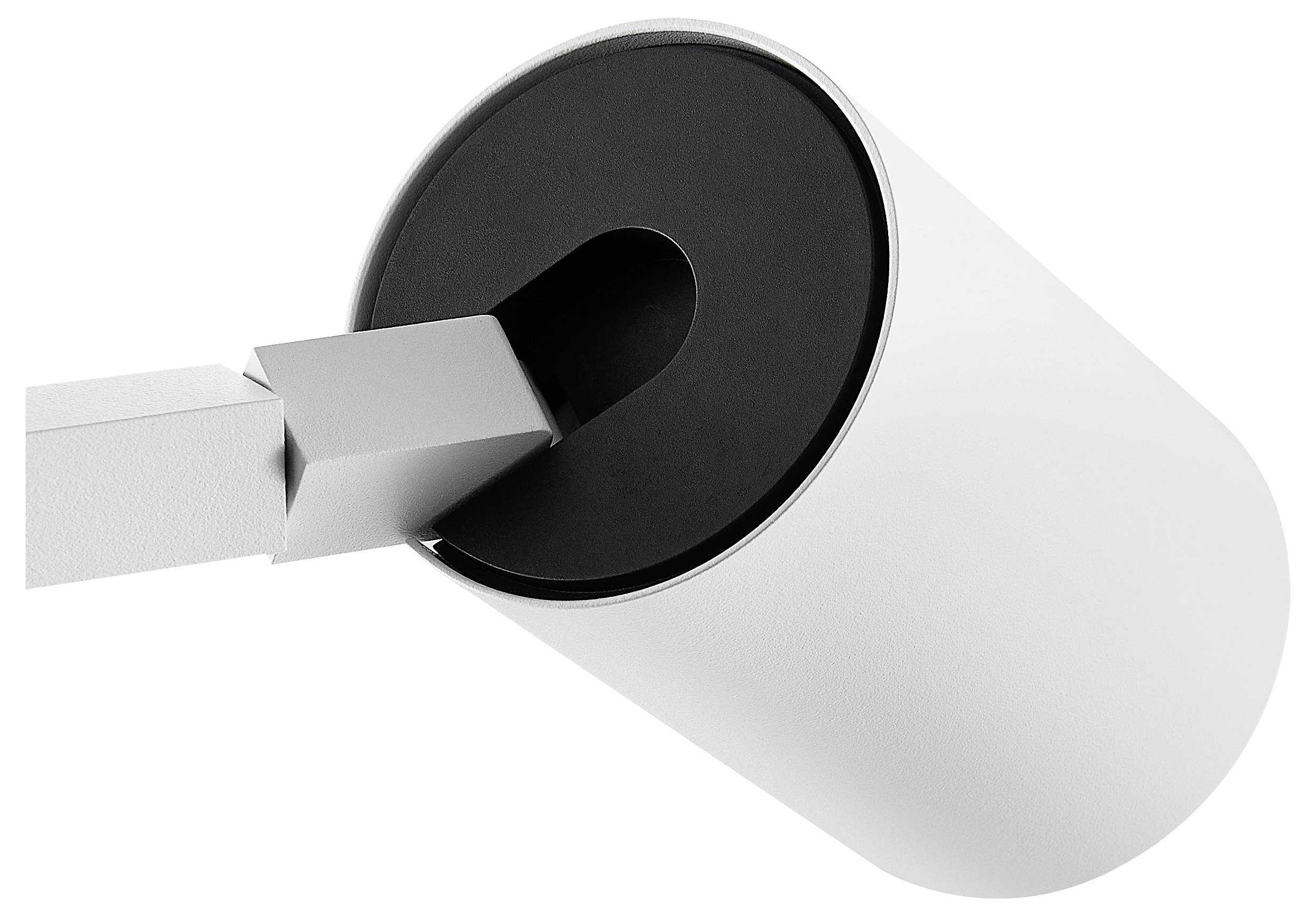 Weißer Stecker wird in eine schwarze Wandsteckdose auf weißem Hintergrund eingeführt, wirft einen langen Schatten.