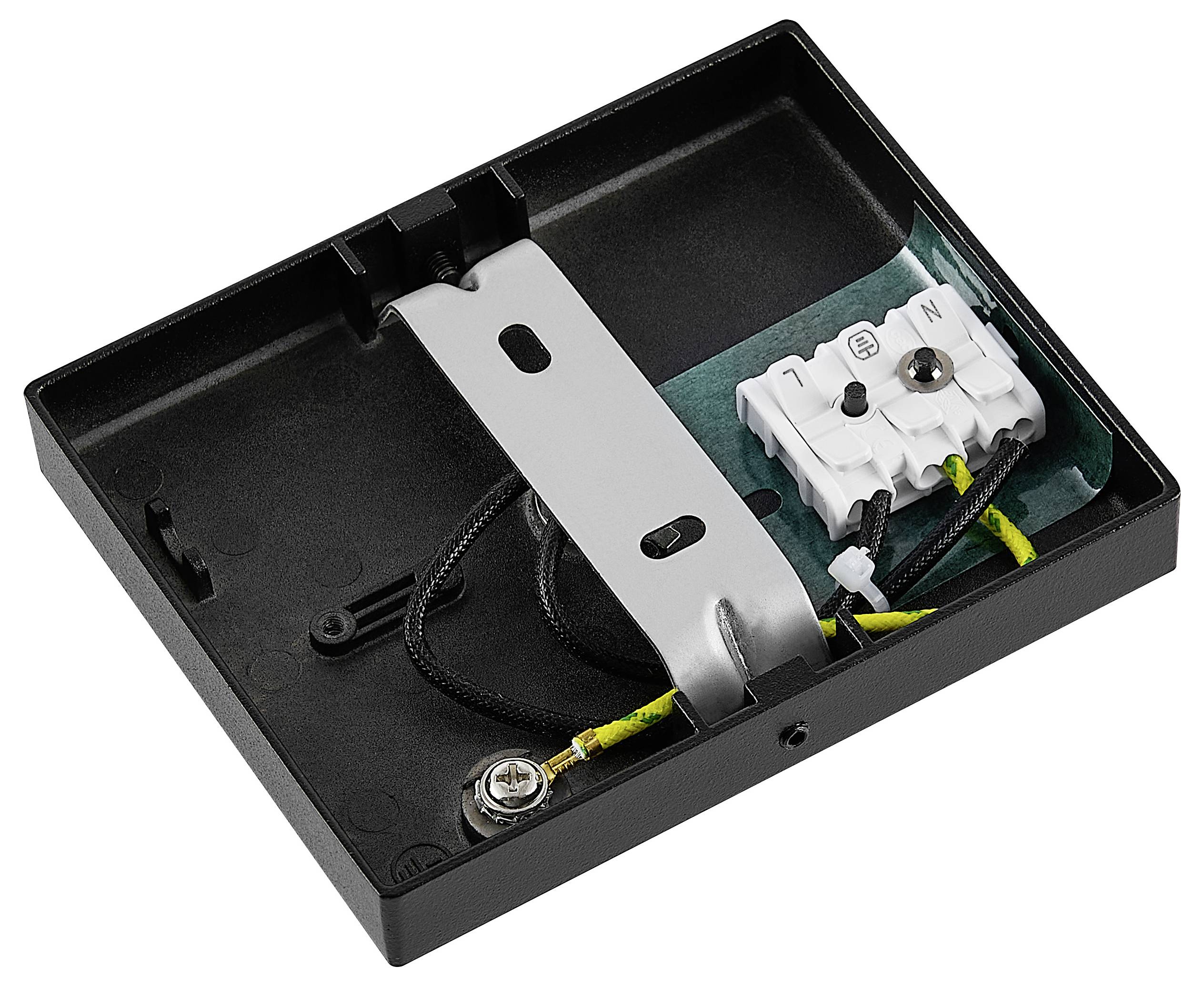 Offene elektrische Verteilerdose mit metallischer Befestigungshalterung, Klemmleiste und angeschlossenen schwarzen, gelben und grünen Drähten im Inneren.