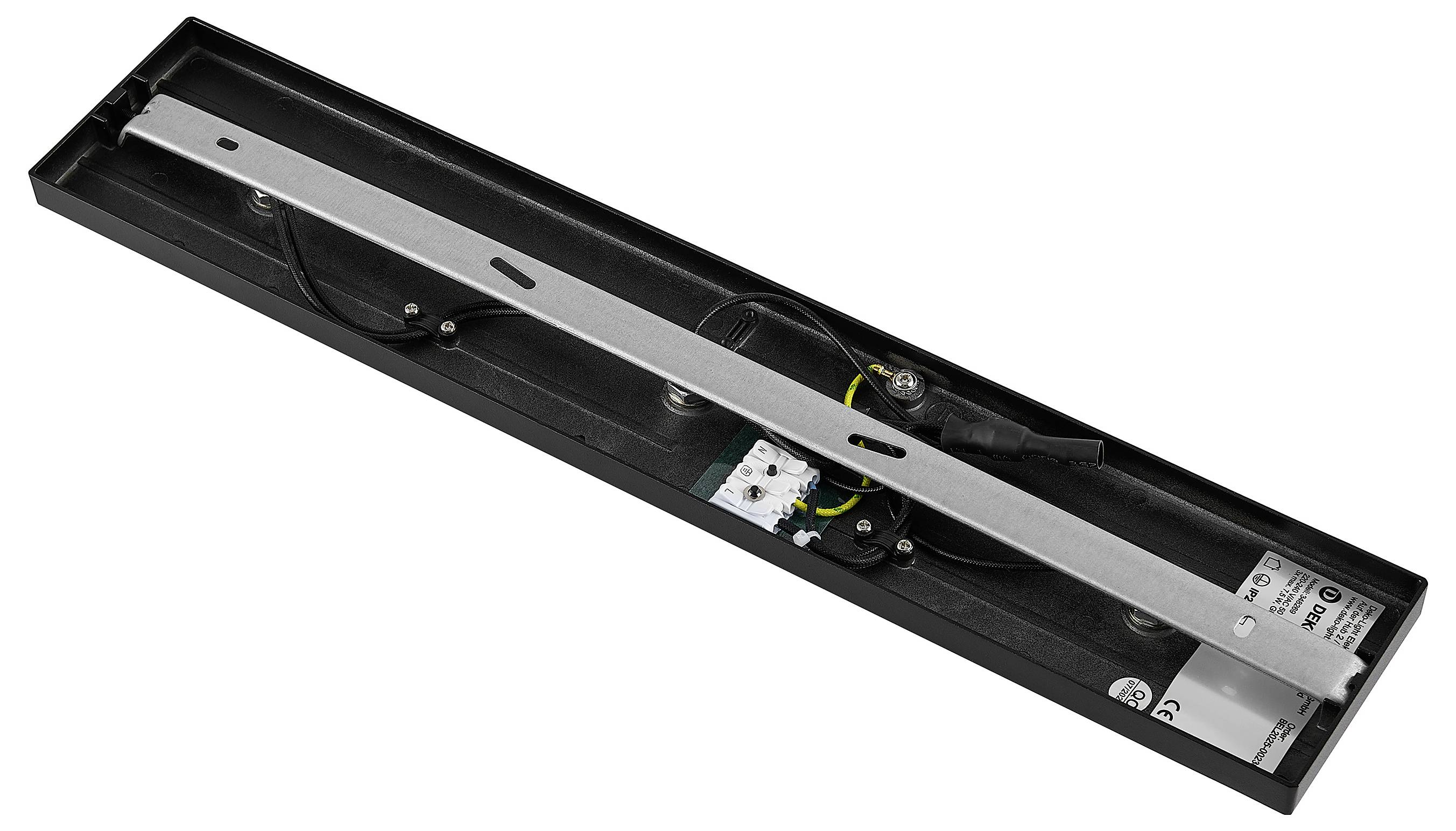 Schwarzte lineare LED-Leuchte von unten gezeigt, mit Metallmontageschiene, Verdrahtung und internen Komponenten sichtbar.