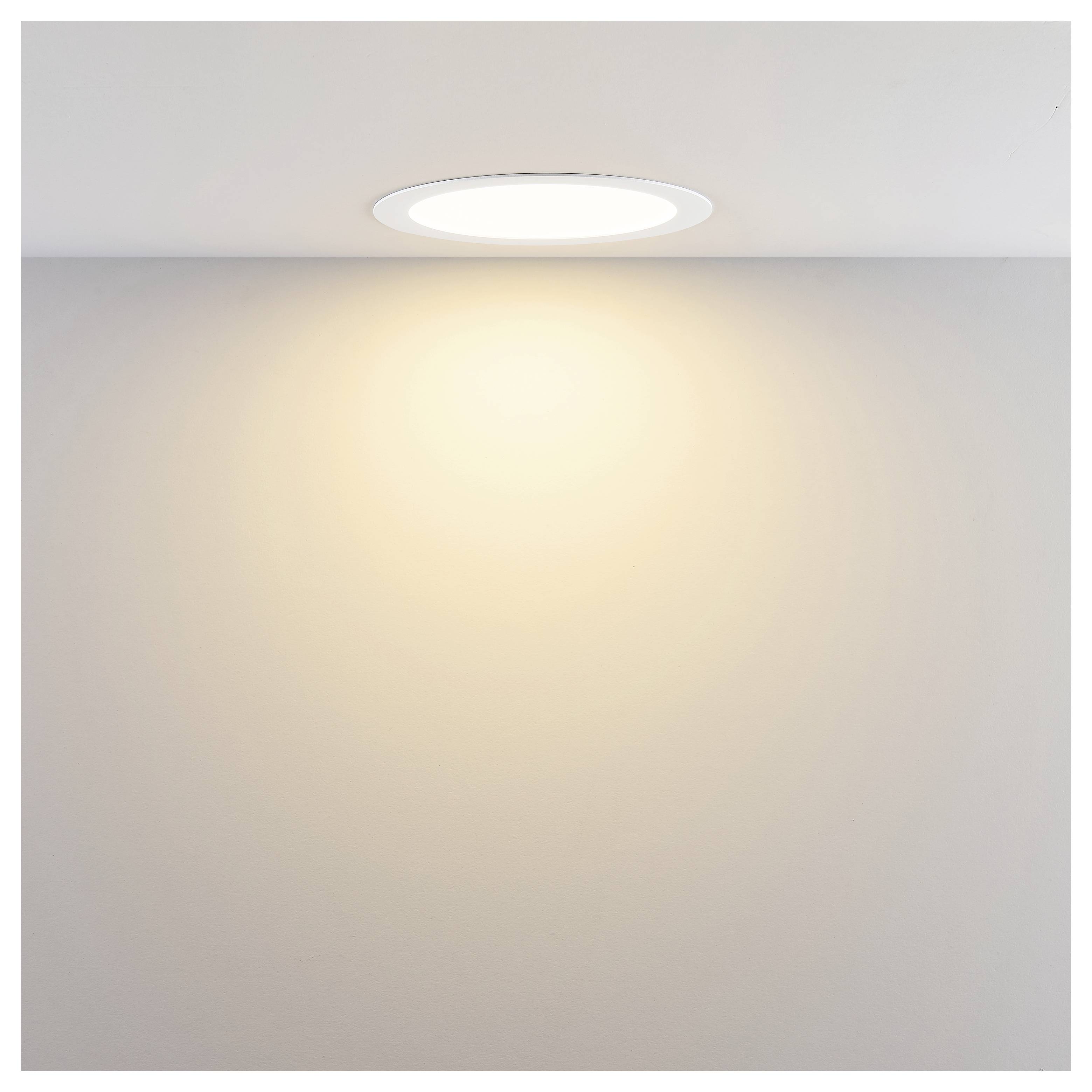 Moderner zylindrischer Wandleuchter, der Licht nach oben und unten auf eine beige Wand wirft.