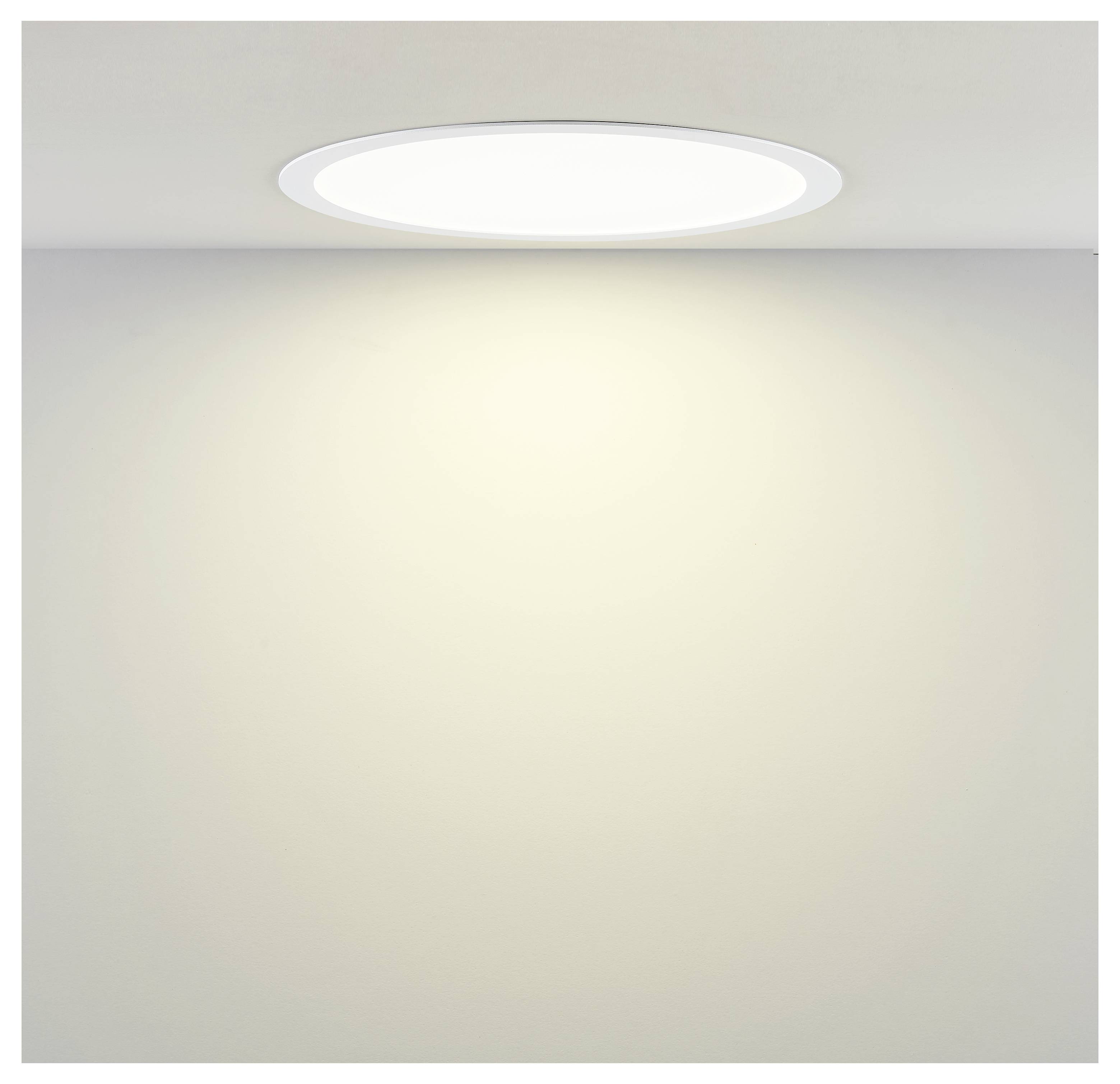 An der Decke montierte runde LED-Leuchte, die eine schlichte beigefarbene Wand beleuchtet.