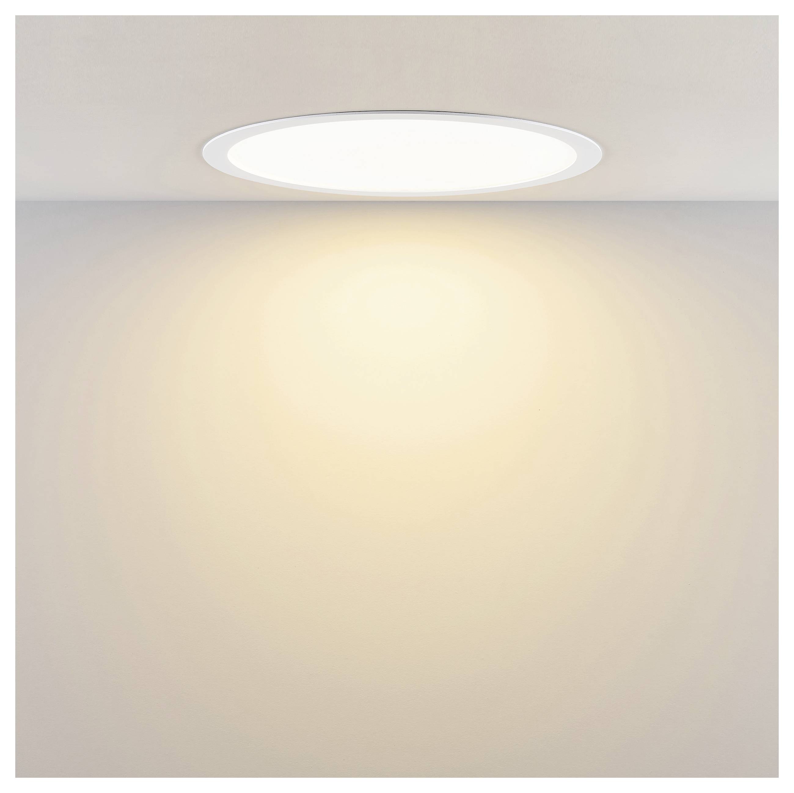 Eine an der Decke montierte ovale Einbauleuchte leuchtet sanft und wirft einen warmen, diffusen Lichtkegel auf eine schlichte Wand.