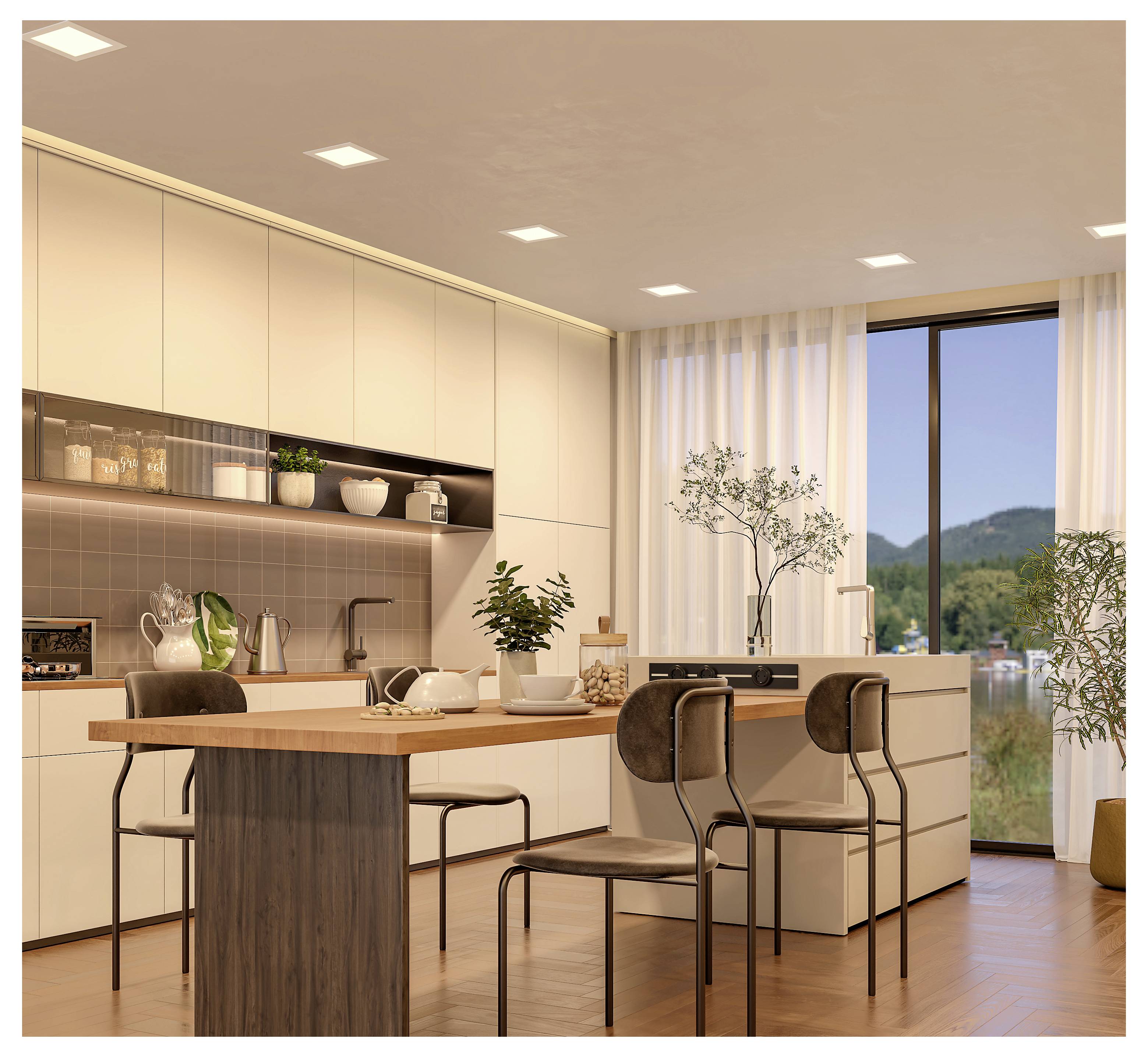 Moderne Küche mit Holzinsel, zwei Hockern, weißen Schränken, offenen Regalen und großem Fenster mit Blick auf die Berge.