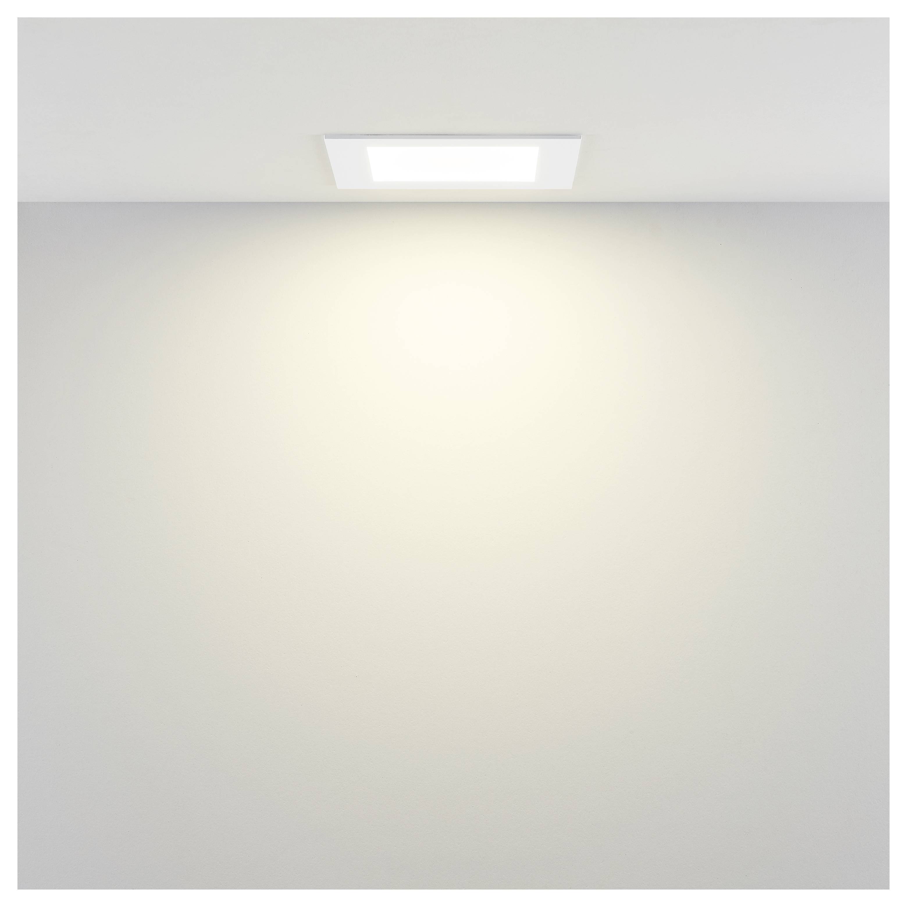 Quadratische, in die Decke eingelassene Leuchte, die einen weichen, kreisförmigen Lichtschein auf eine schlichte Wand wirft.