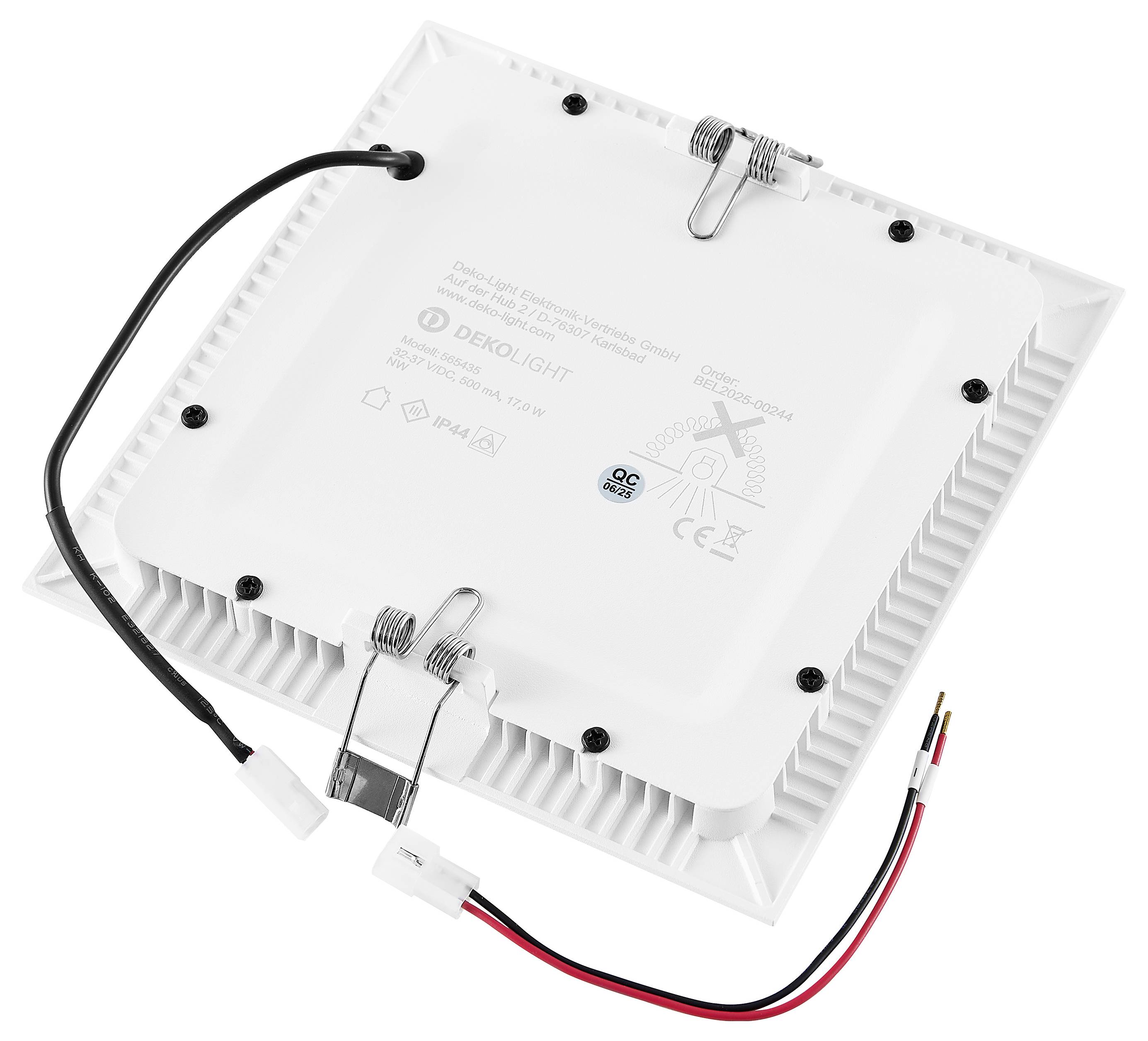 Quadratischer LED-Licht-Paneltreiber mit angebrachten schwarzen, roten und weißen Stromkabeln auf weißem Hintergrund