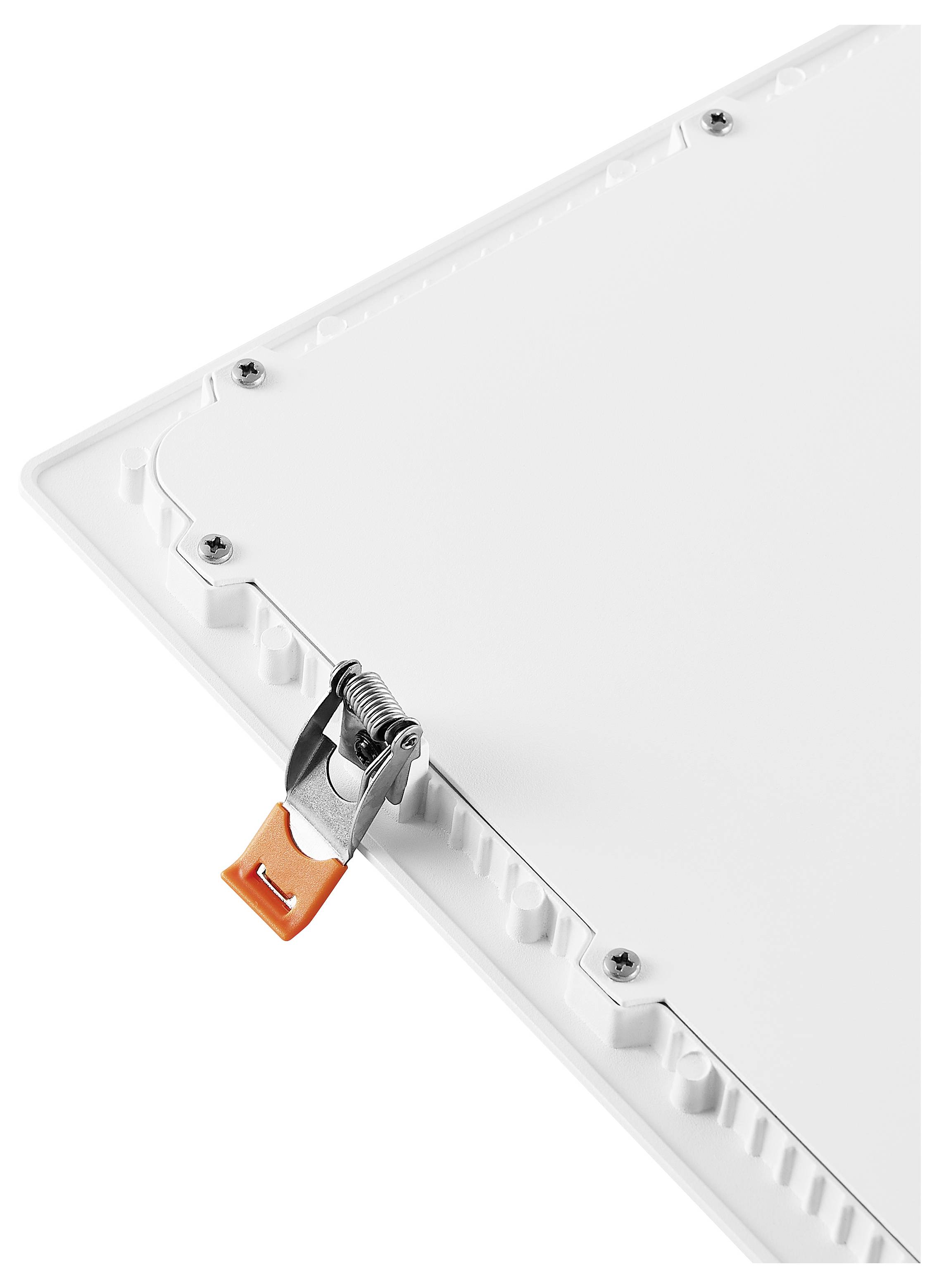Nahaufnahme eines weißen rechteckigen Kunststoffpanels mit Schrauben und einer Metallspannfeder mit orangefarbener Lasche an der Kante.