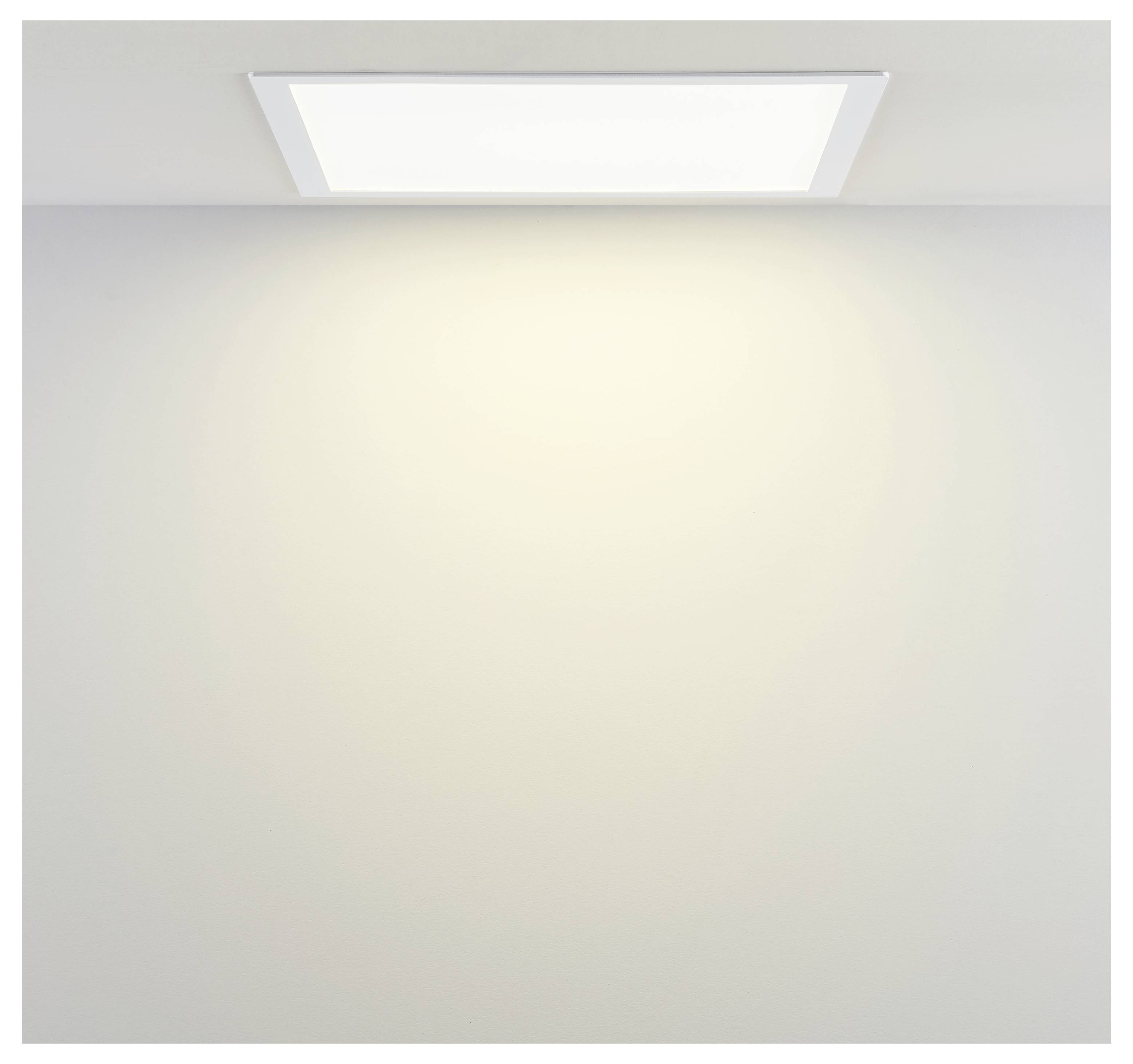 An der Decke montiertes rechteckiges Leuchtpaneel, das eine schlichte weiße Wand mit sanftem Glanz beleuchtet.