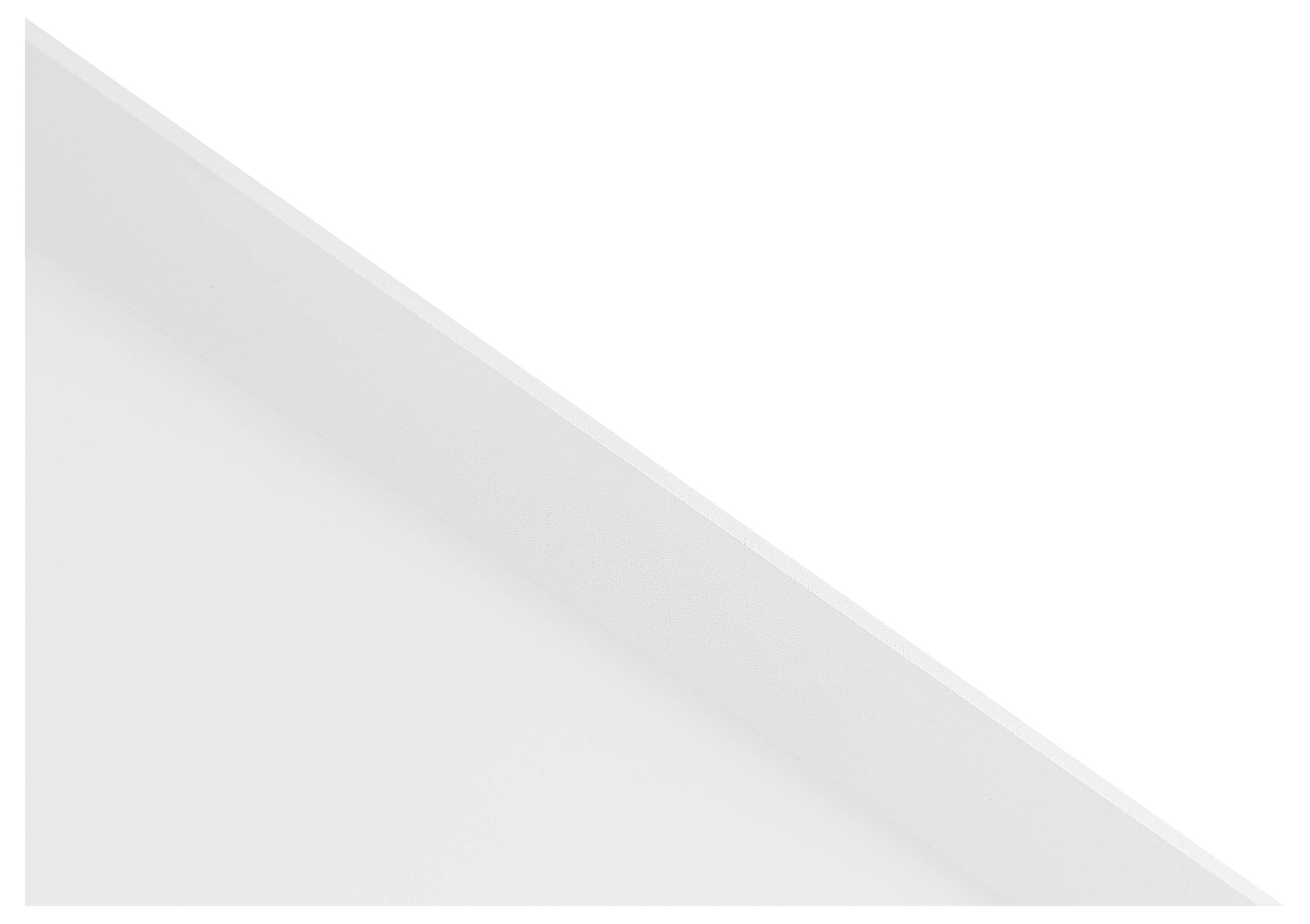 Hellgraues dreieckiges Objekt mit einer diagonalen Kante auf weißem Hintergrund.