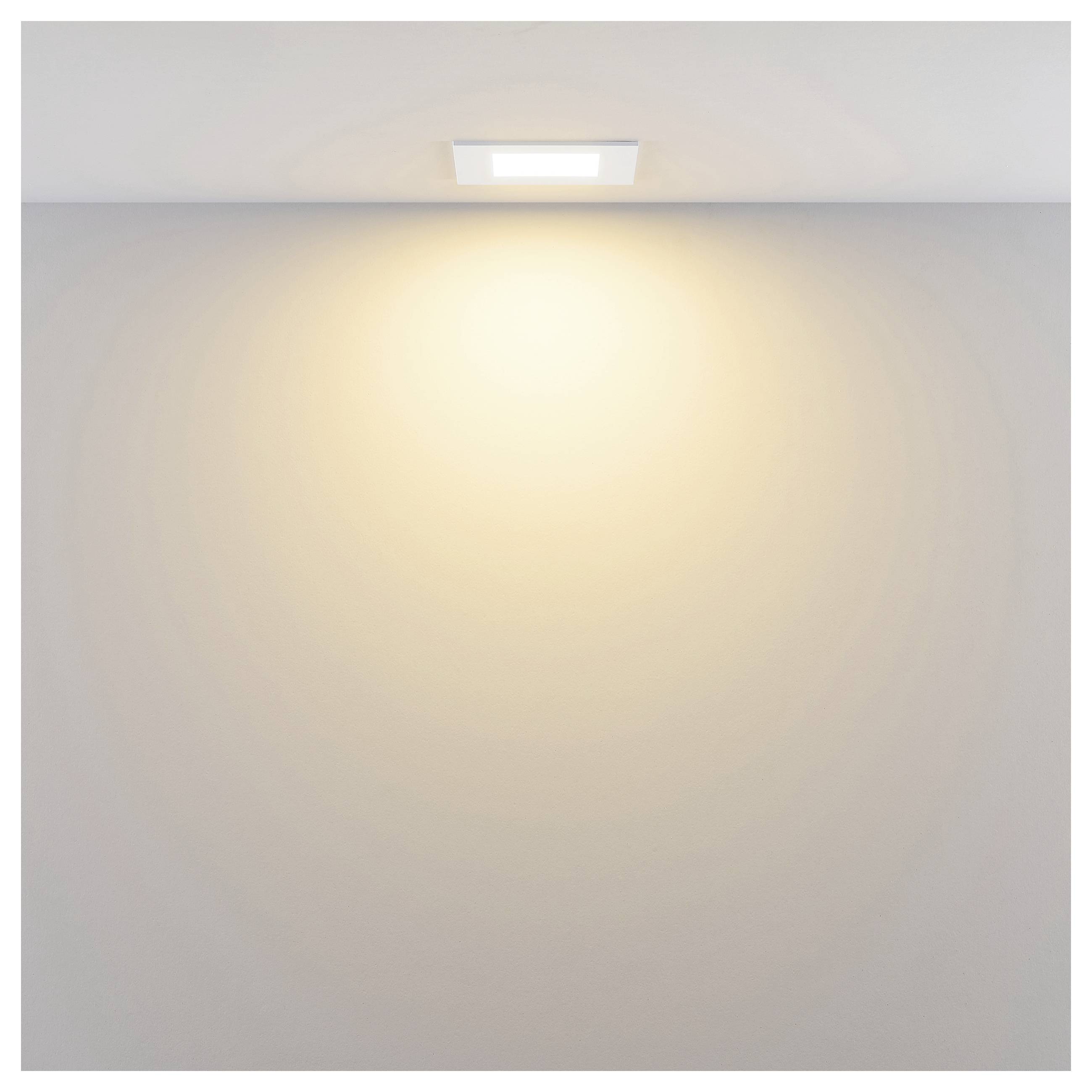 Deckenleuchte wirft einen warmen, kreisförmigen Glanz auf eine leere Wand und erzeugt einen Spotlighteffekt.