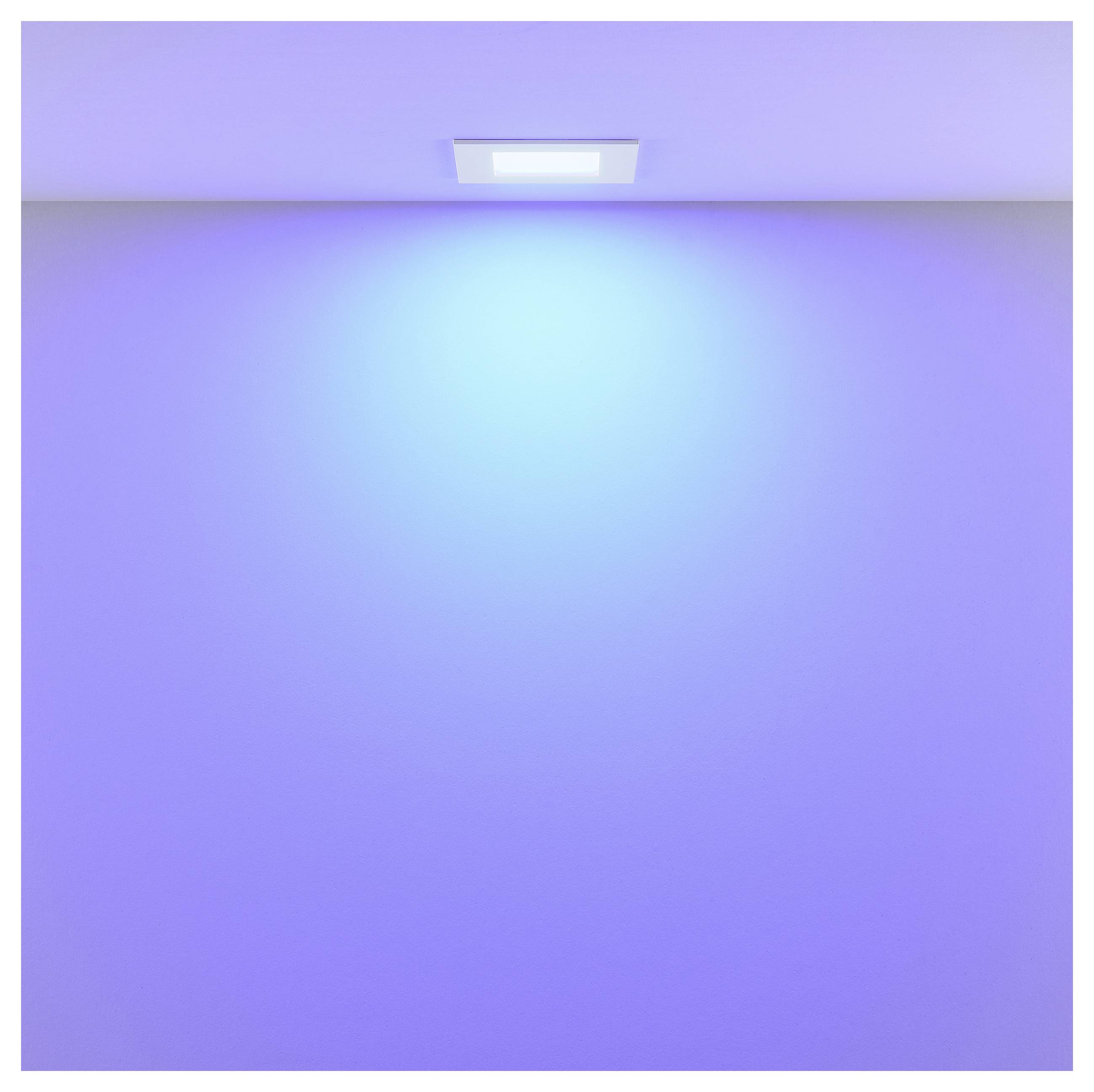 Deckenleuchte, die einen blauen Glanz auf eine leere Wand und Decke wirft.