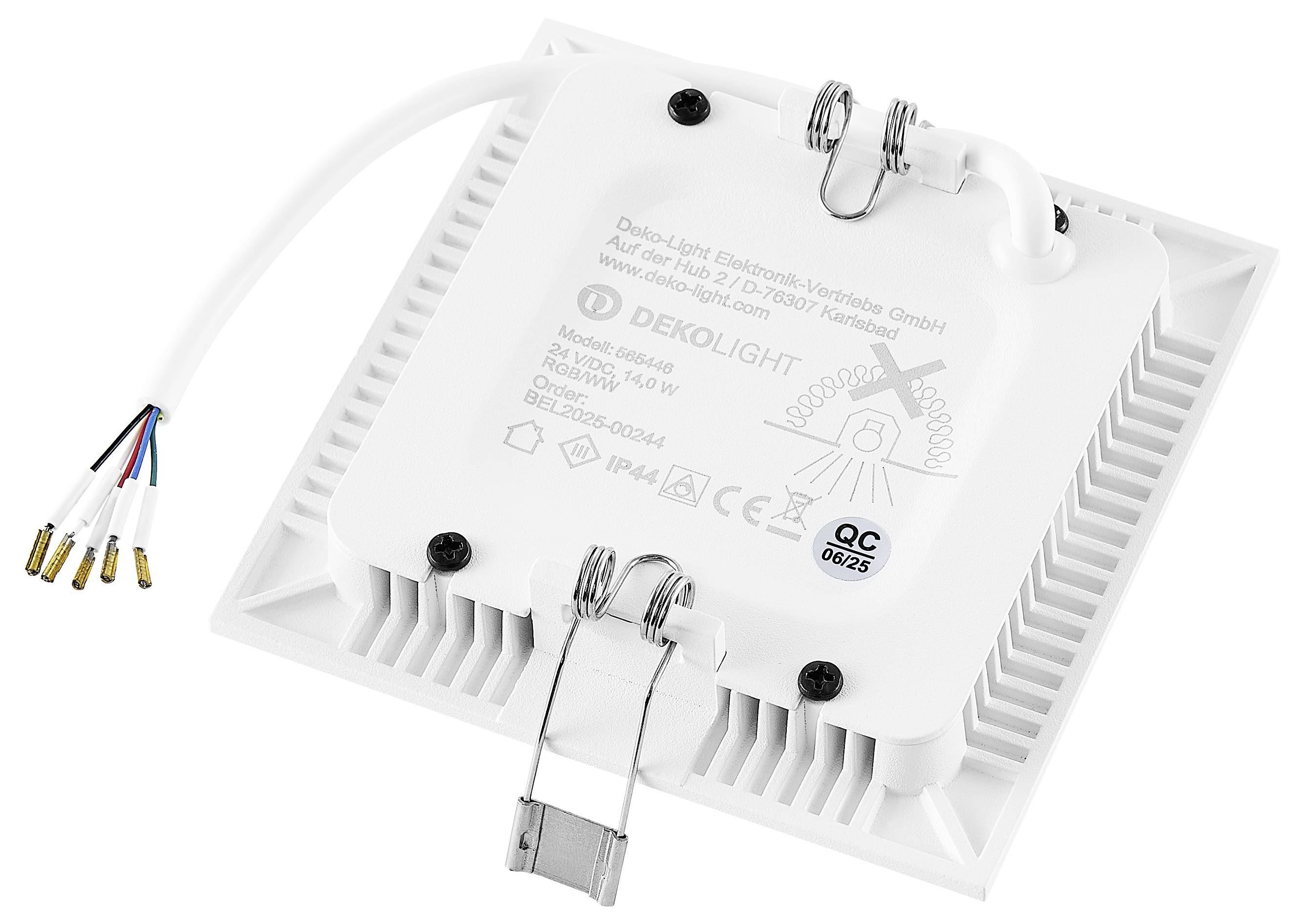 Quadratische LED-Einbauleuchte in Weiß mit Federclips und angeschlossenen mehrfarbigen Anschlussdrähten, gezeigt vor einfachem Hintergrund.