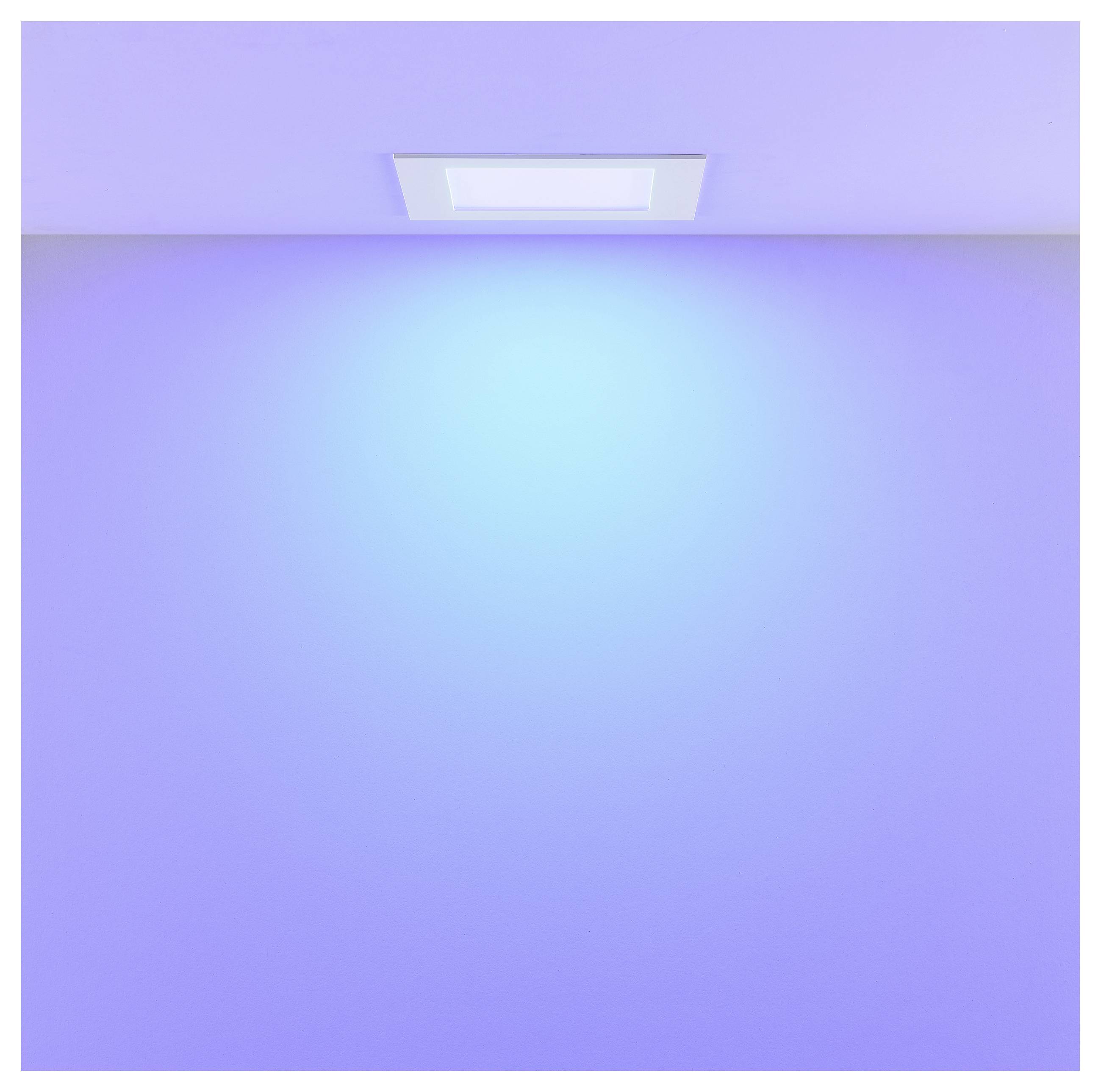 Eine an der Decke montierte Leuchte wirft einen blauen Glanz über eine schlichte lavendelFarbene Wand oder einen leeren Raum.