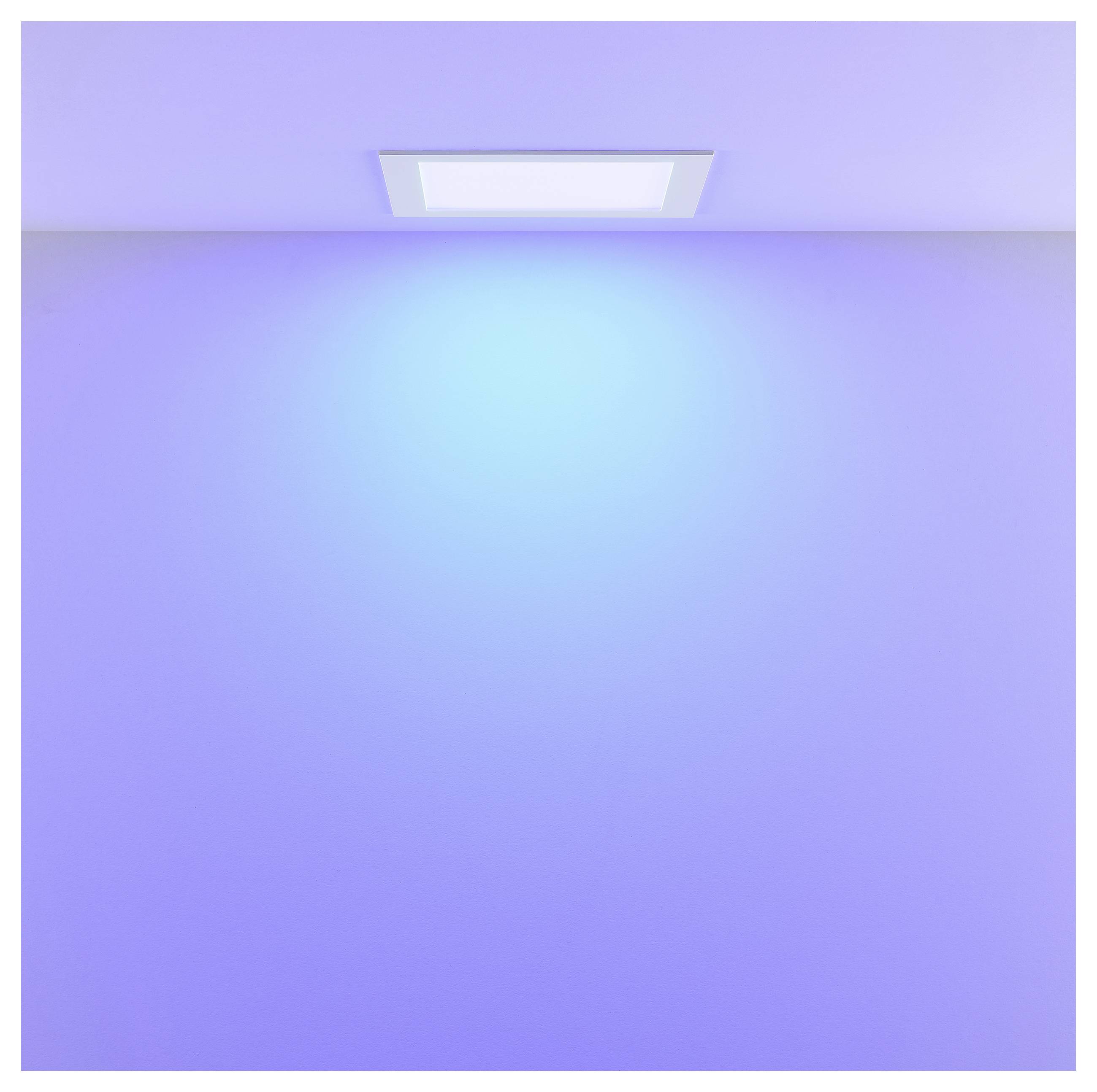Minimalistisches abstraktes Bild einer weißen Deckenleuchte, die ein weiches blaues Licht auf eine violette Wand wirft.